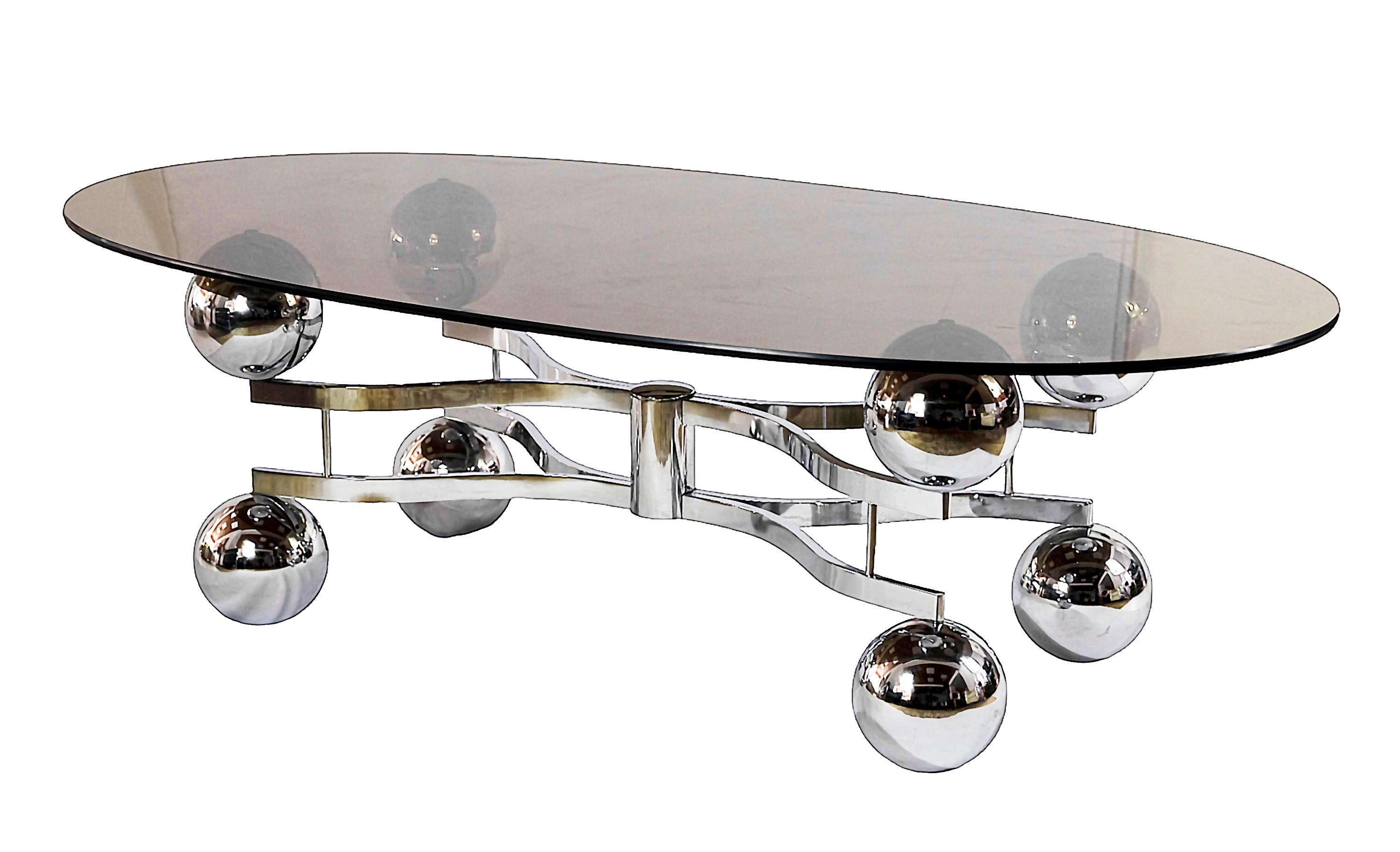 Table basse/sofa vintage italienne au design de l'ère spatiale des années 1970.
La base est en métal chromé avec des éléments ronds en forme de bulle et un plateau en verre ovale fumé.
Très bon/excellent état vintage.