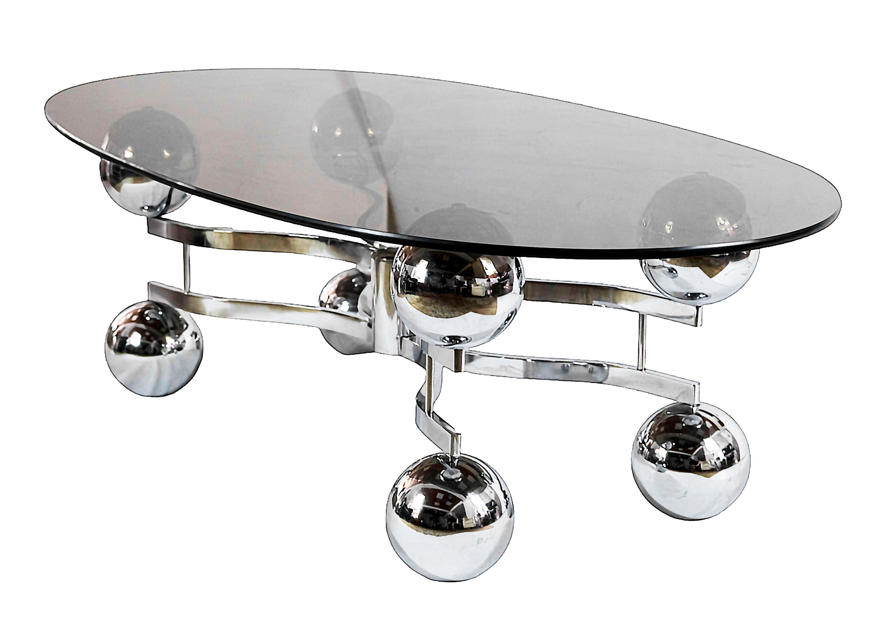 Mid-Century Modern Table basse vintage de l'ère spatiale en chrome et verre des années 1970 en vente
