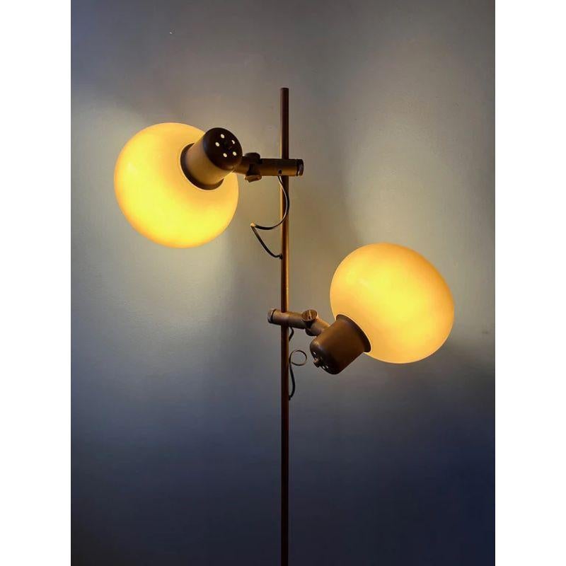 A beautiful mushroom floorlamp by Herda in brown colour. The mushroom spots can be turned in any direction and move up and down the base. The floorswitch allows you to switch on the lights simultaneously or separately. The lamp requires two E27