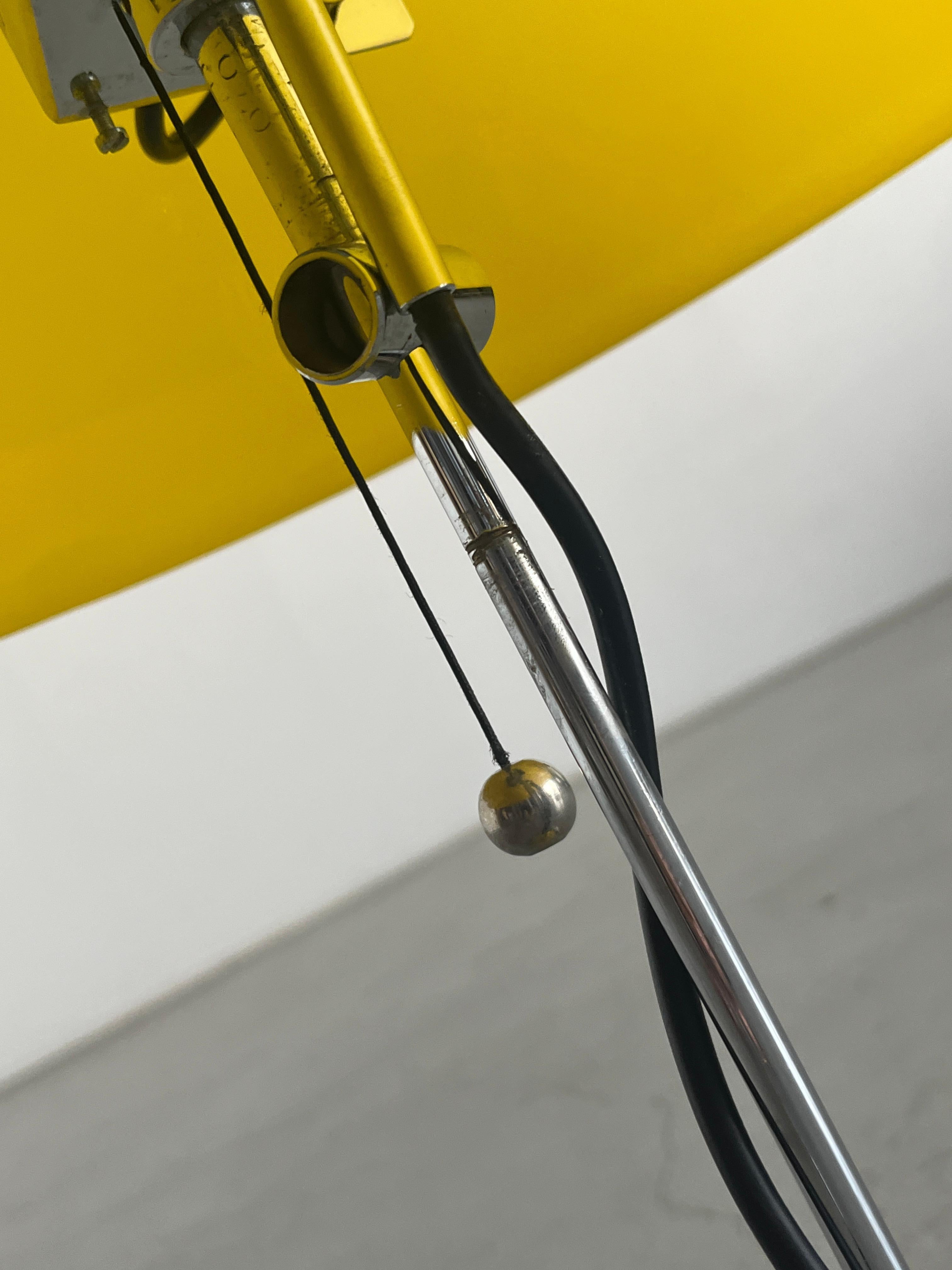 Lámpara de escritorio Vintage Space Age de plástico amarillo al estilo de Harvey Guzzini, Italia en venta 3