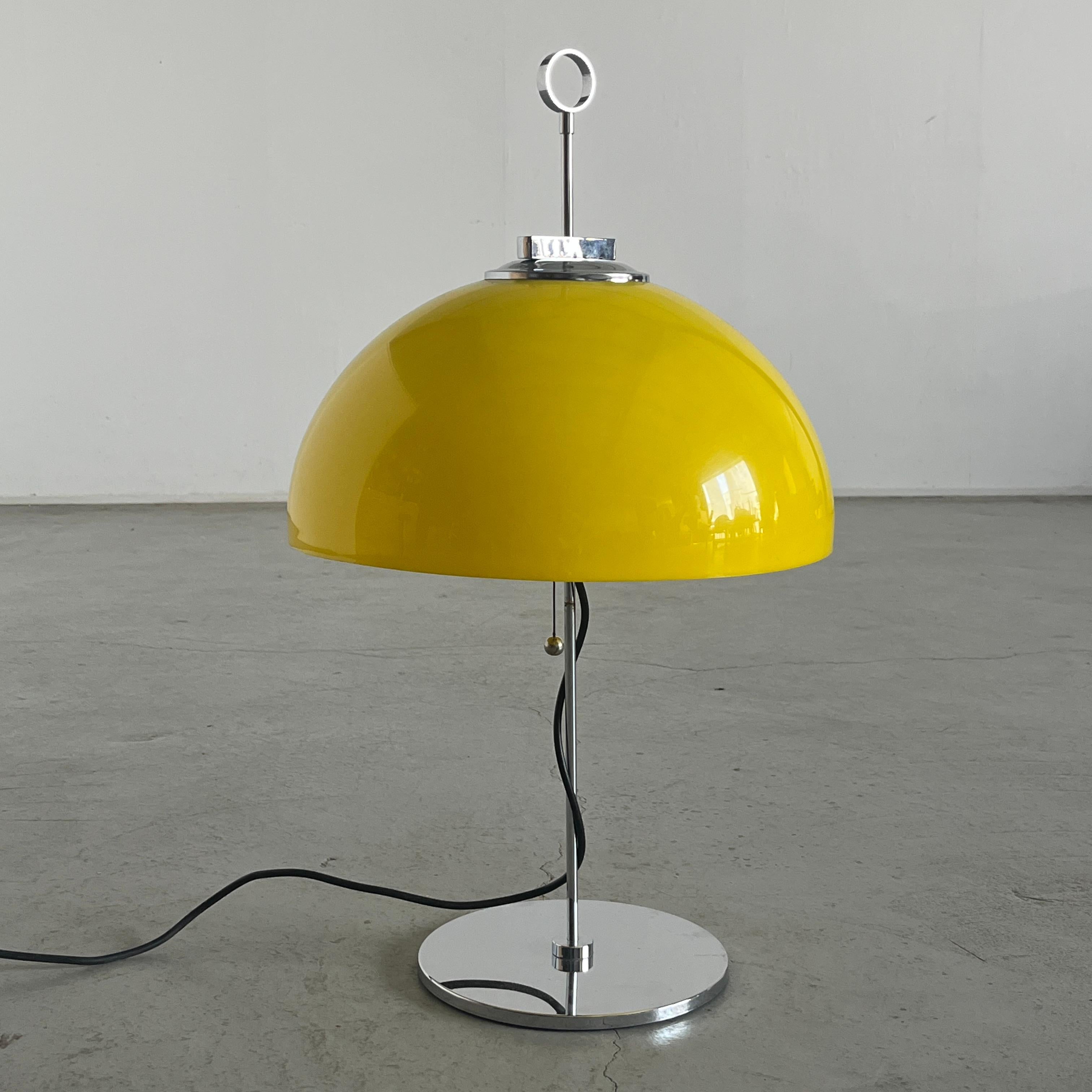 Preciosa lámpara vintage de la era espacial con una base de acero cromado y una pantalla de color amarillo vibrante. Producción italiana desconocida de los años setenta que recuerda a los diseños de Harvey Guzzini.

Anchura: 36 cm / 14,2