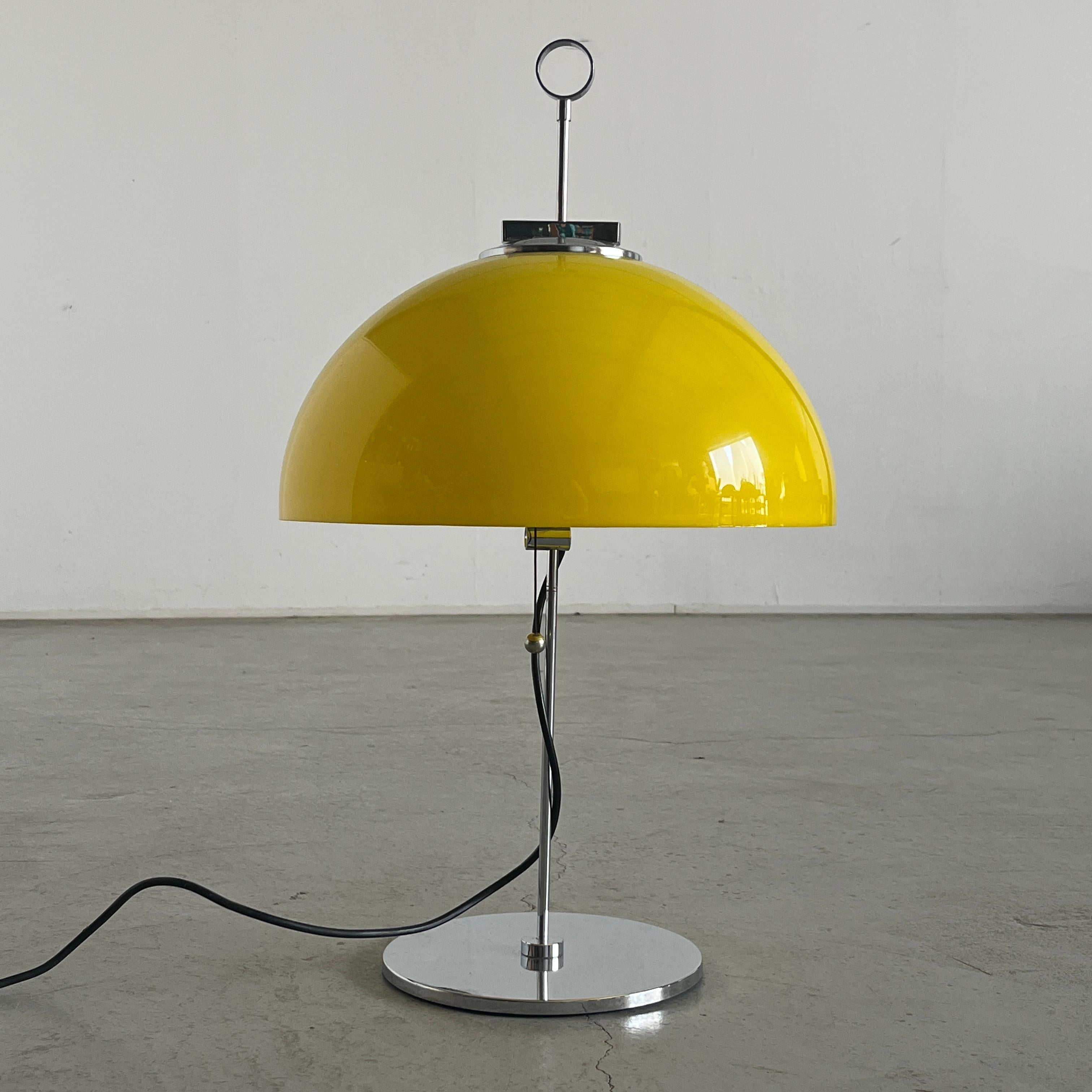 Lámpara de escritorio Vintage Space Age de plástico amarillo al estilo de Harvey Guzzini, Italia Era espacial en venta