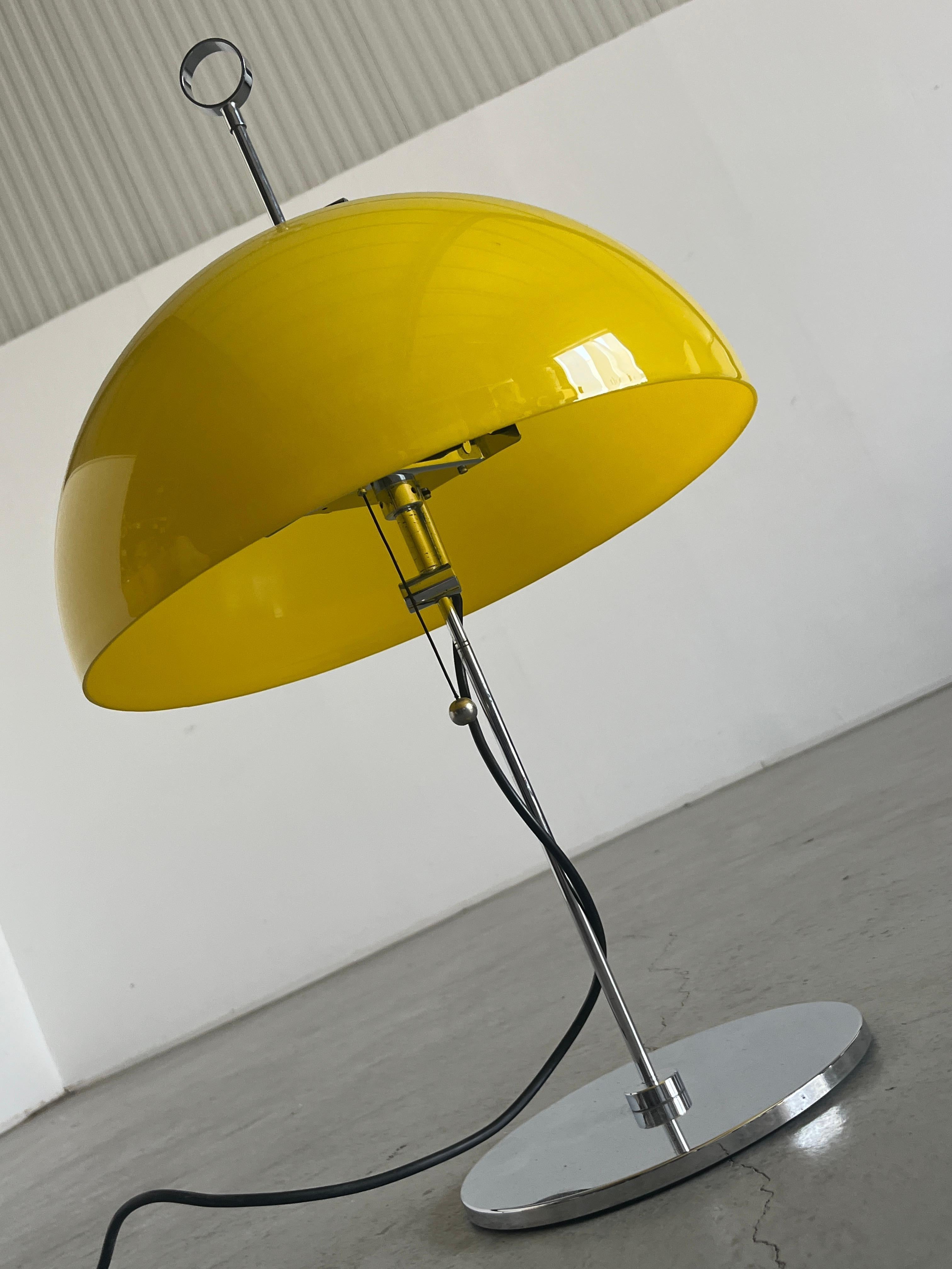 Lámpara de escritorio Vintage Space Age de plástico amarillo al estilo de Harvey Guzzini, Italia Italiano en venta