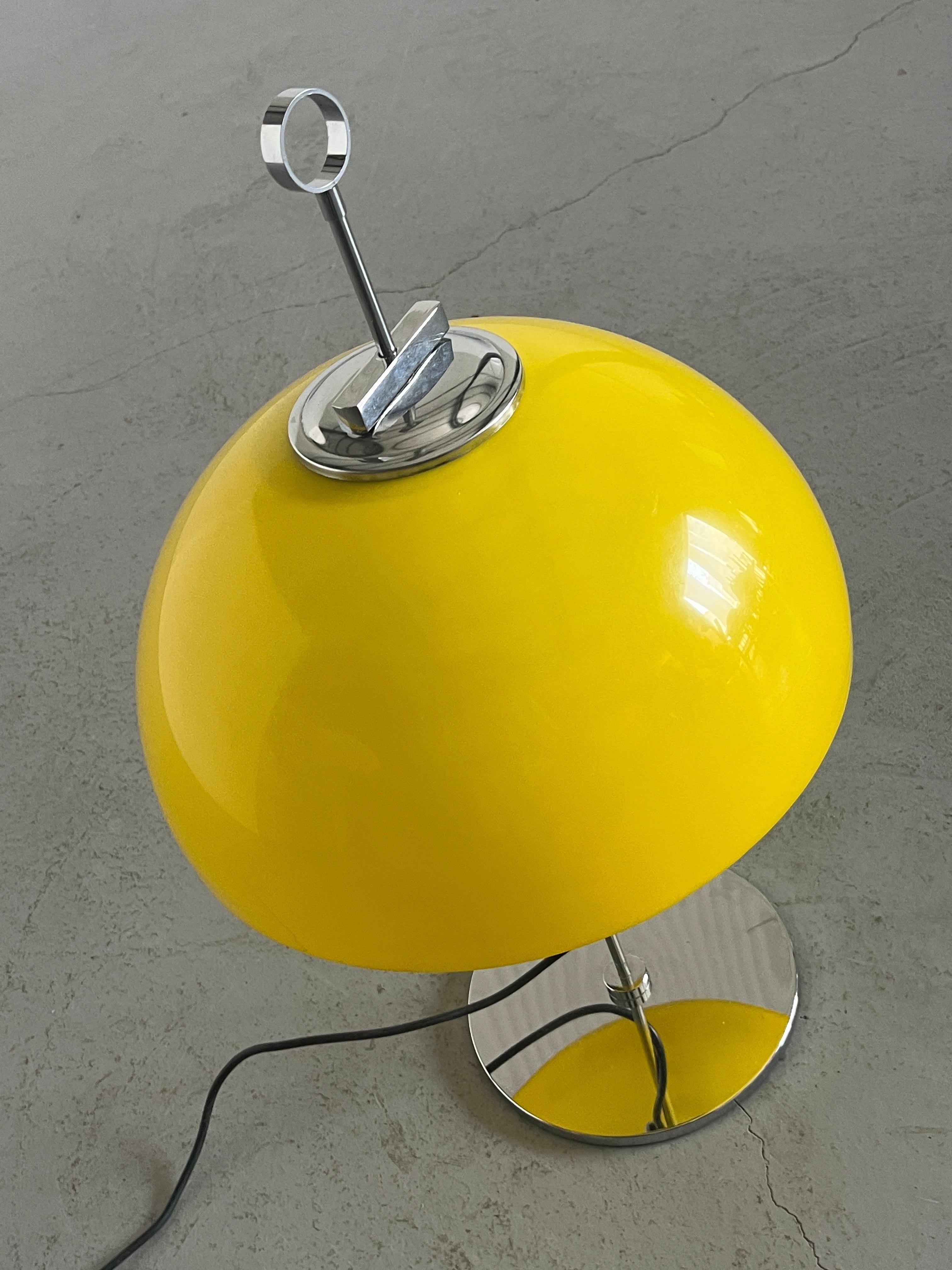 Lámpara de escritorio Vintage Space Age de plástico amarillo al estilo de Harvey Guzzini, Italia en Bueno estado para la venta en Zagreb, HR