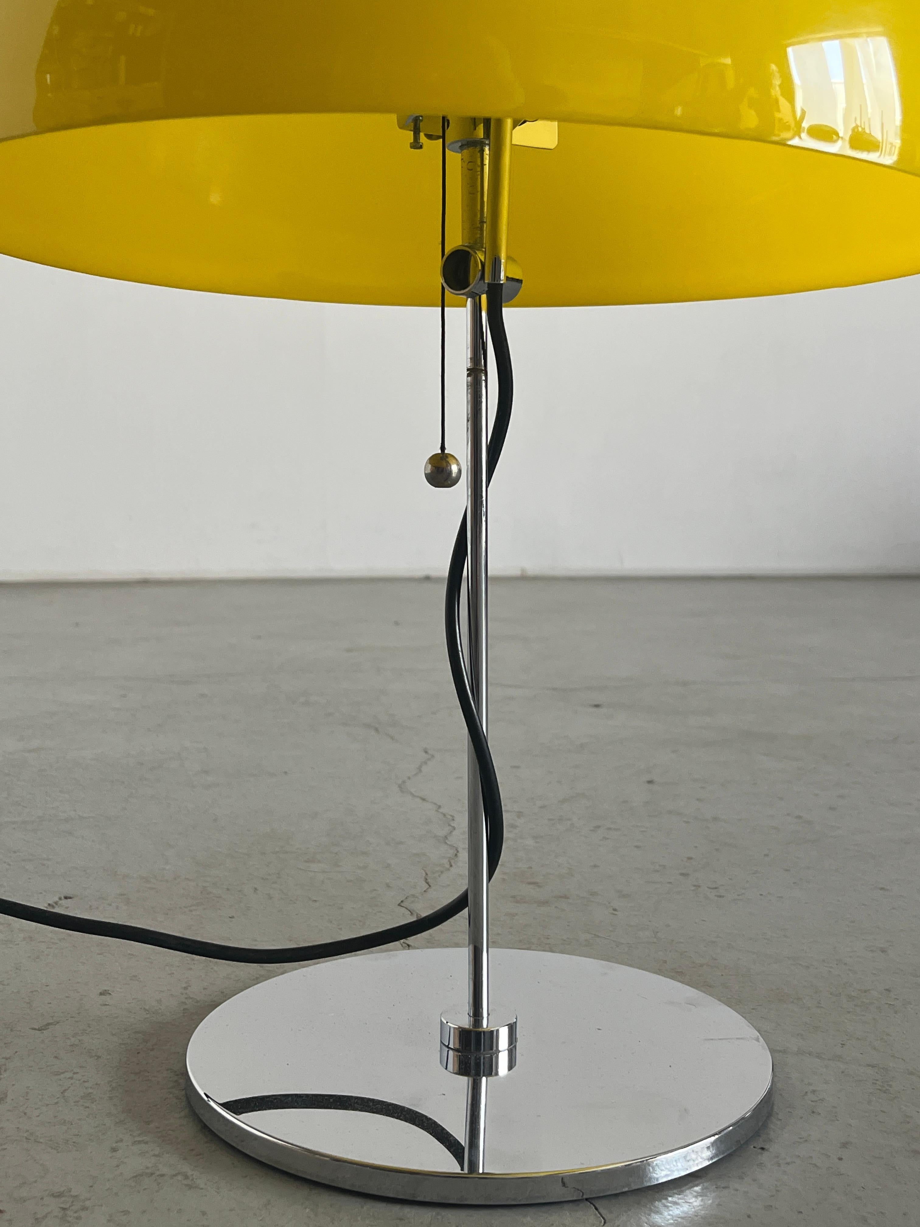 Lámpara de escritorio Vintage Space Age de plástico amarillo al estilo de Harvey Guzzini, Italia finales del siglo XX en venta