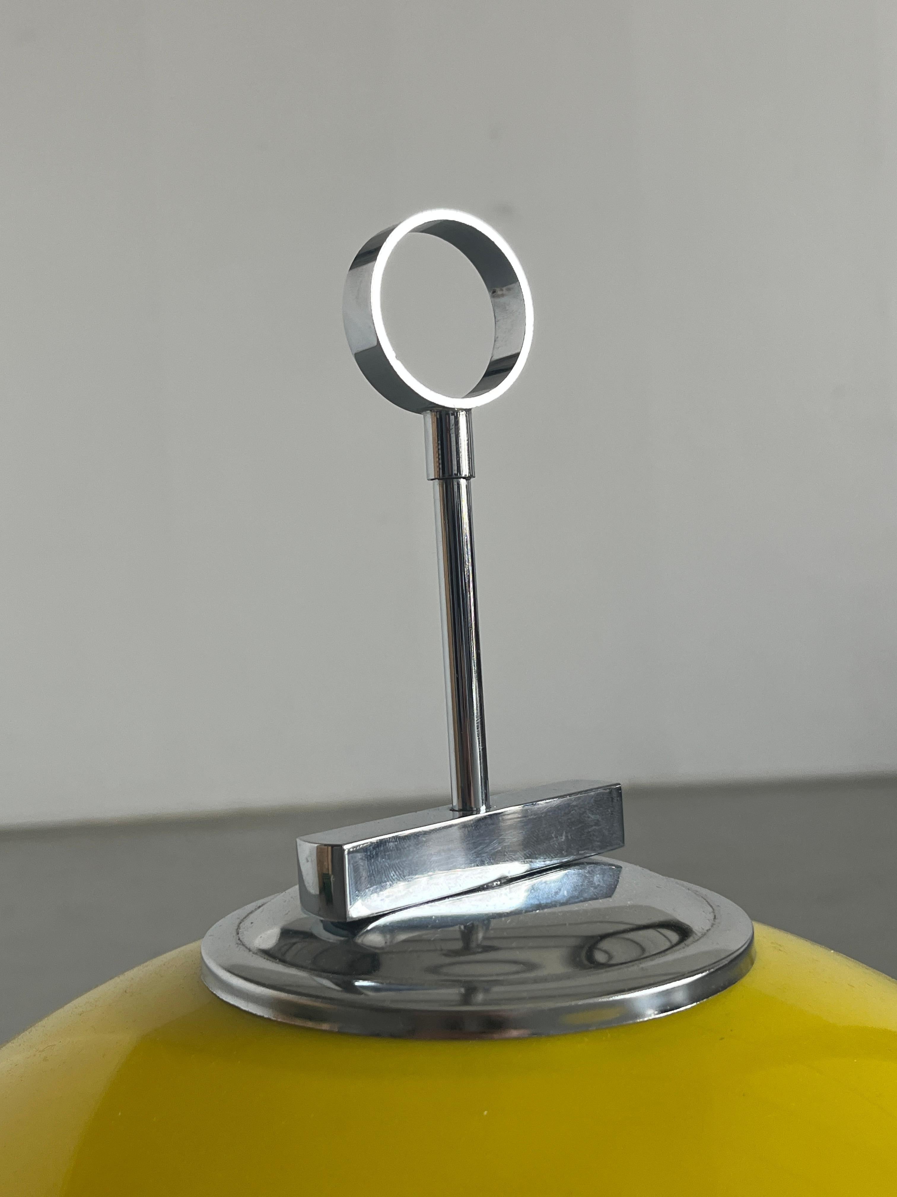 Lámpara de escritorio Vintage Space Age de plástico amarillo al estilo de Harvey Guzzini, Italia Acero en venta