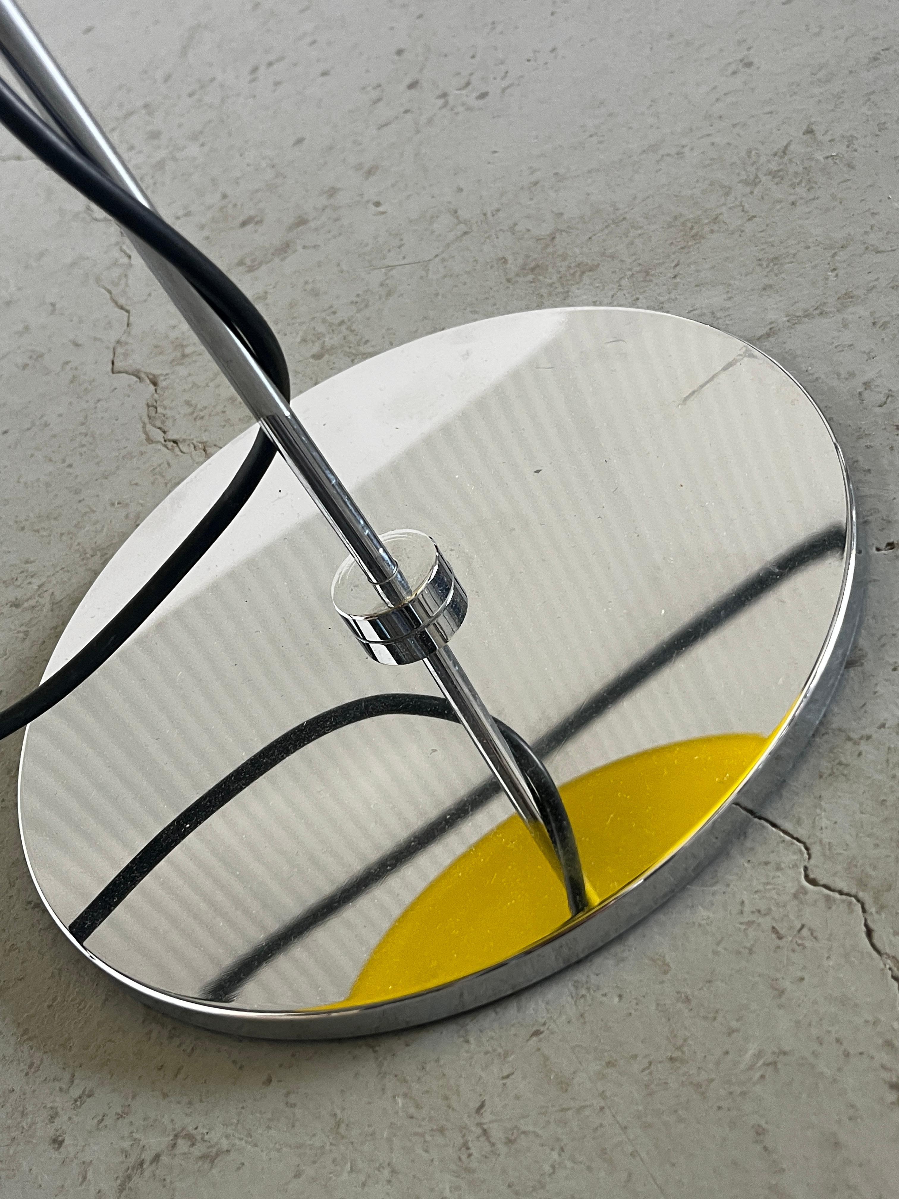 Lámpara de escritorio Vintage Space Age de plástico amarillo al estilo de Harvey Guzzini, Italia en venta 1