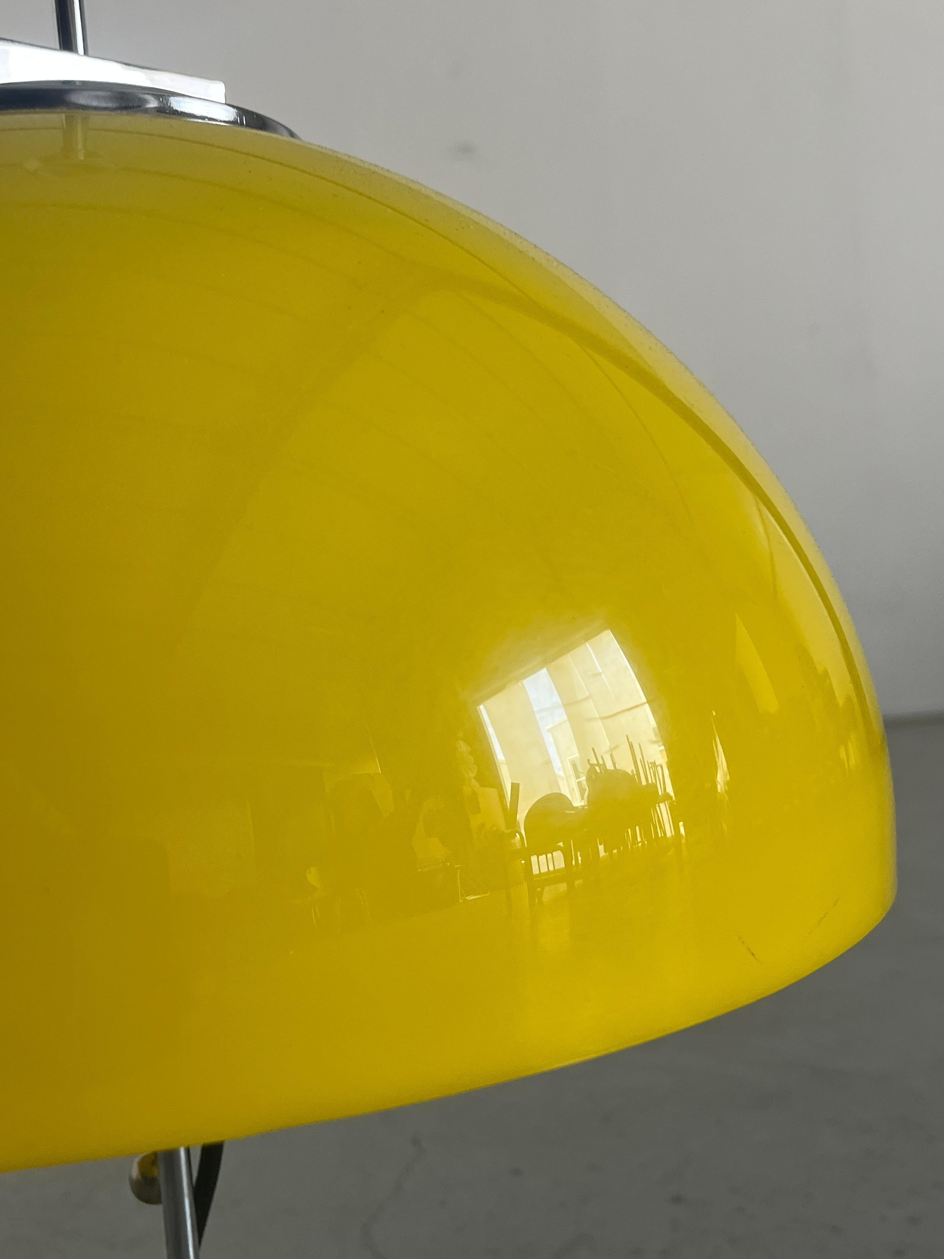 Lámpara de escritorio Vintage Space Age de plástico amarillo al estilo de Harvey Guzzini, Italia en venta 2