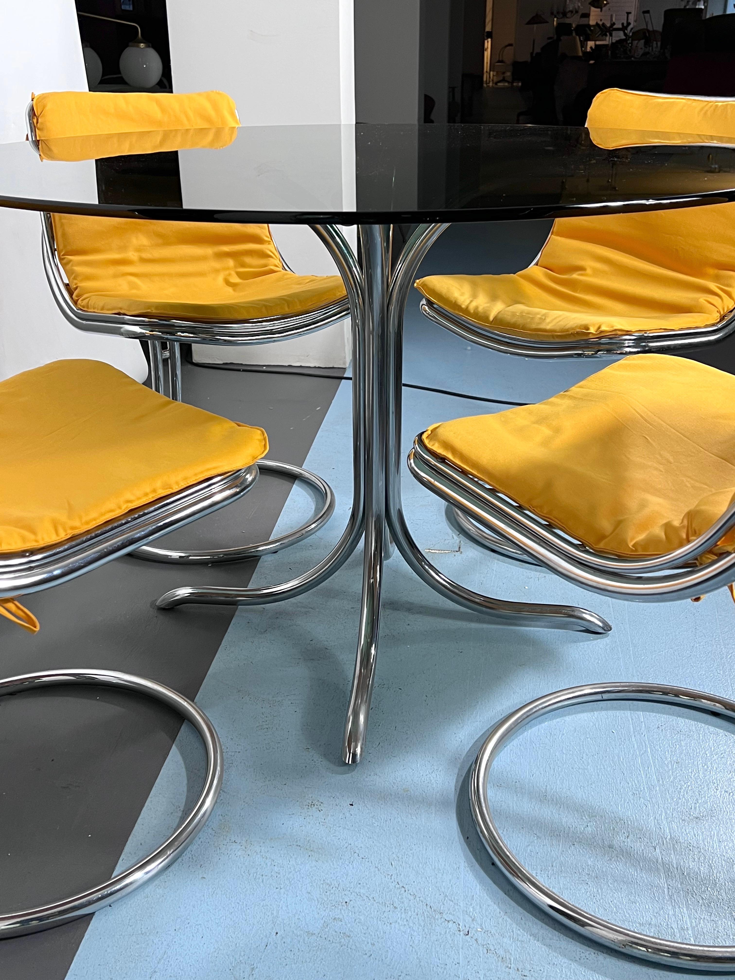 italien Table de salle à manger et quatre chaises de l'ère spatiale à la manière de Gastone Rinaldi en vente