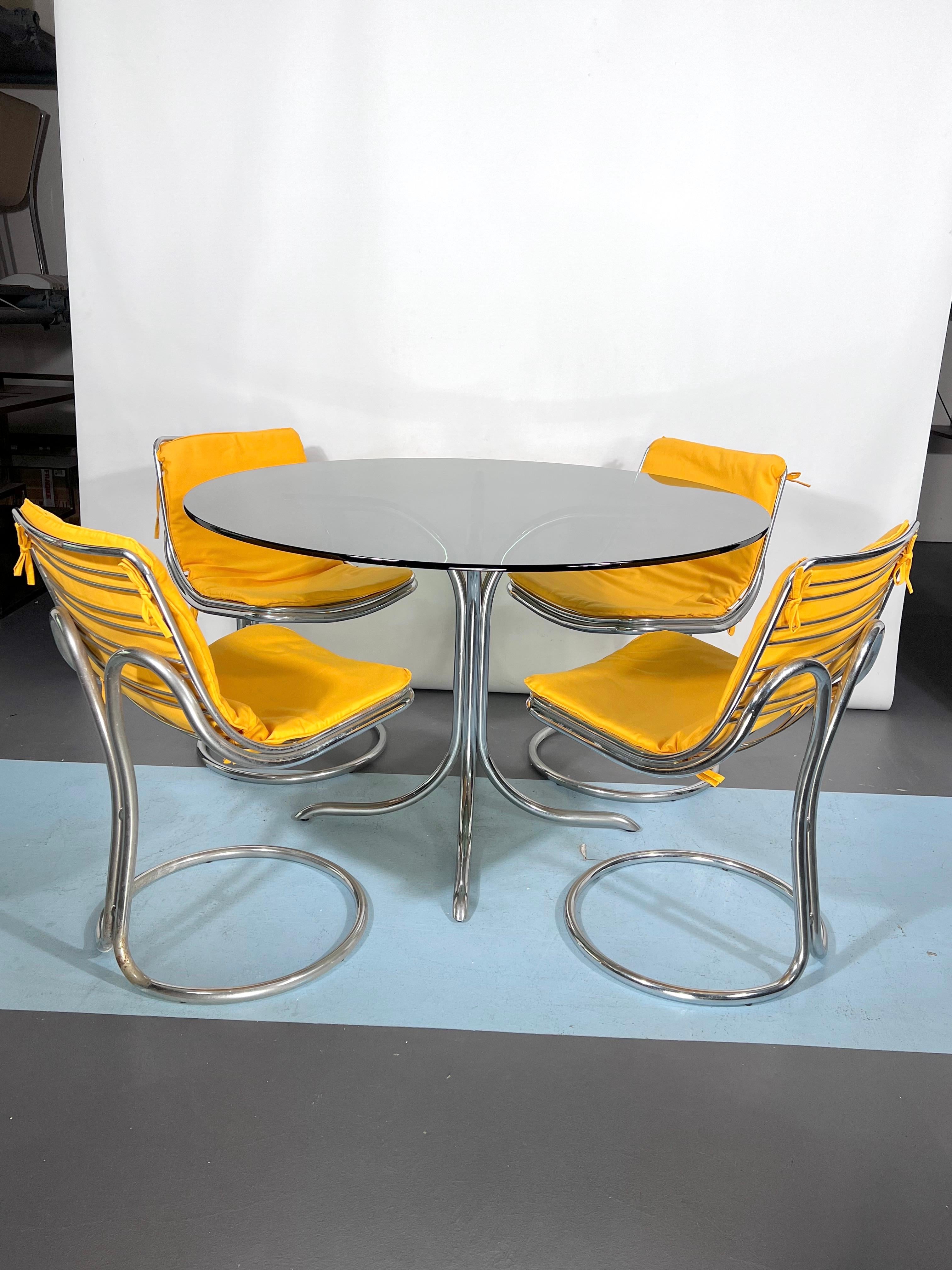 Milieu du XXe siècle Table de salle à manger et quatre chaises de l'ère spatiale à la manière de Gastone Rinaldi en vente
