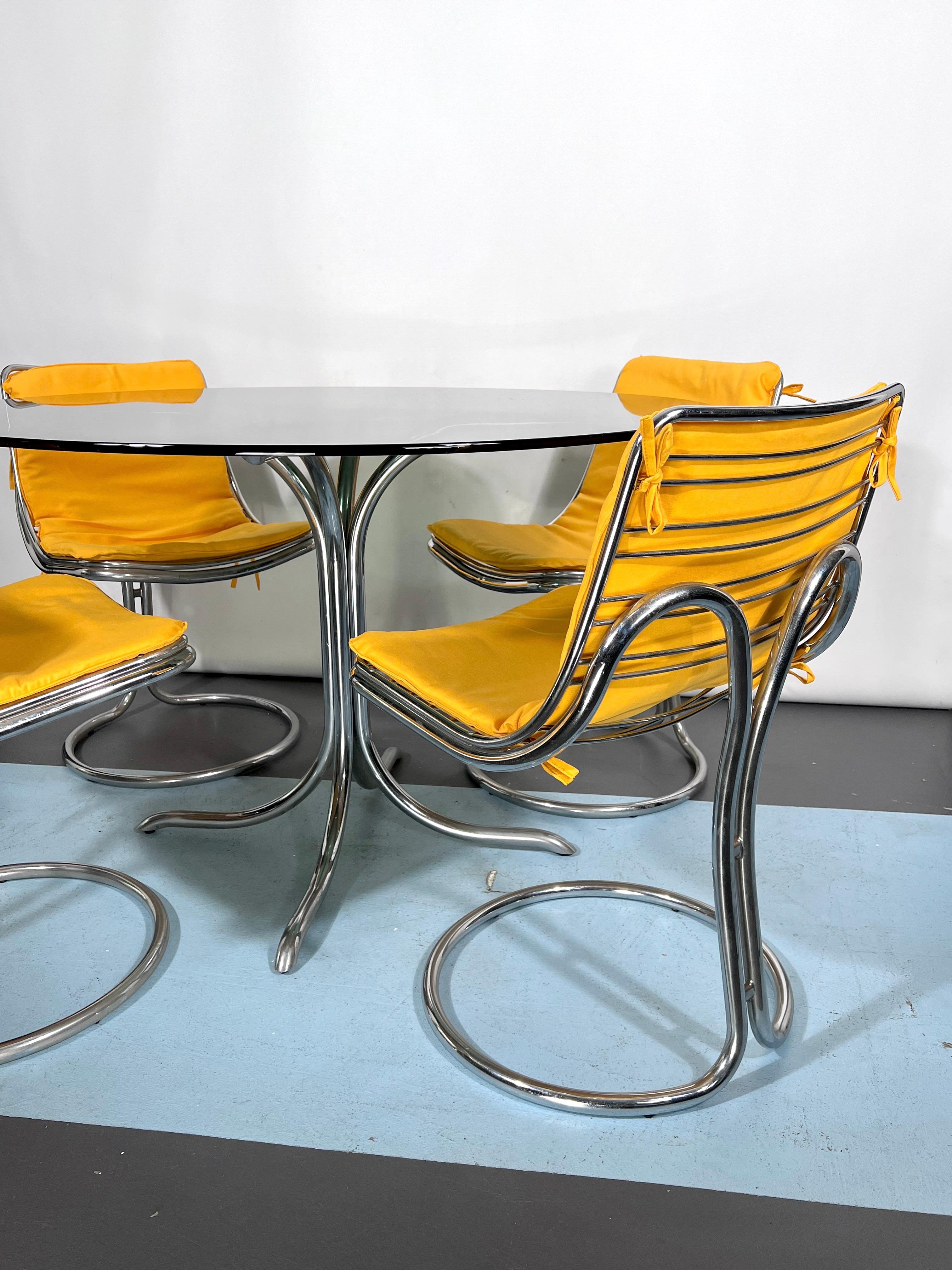 Vintage Space Age Dinner Table and Four Chairs in the Manner of Gastone Rinaldi In Good Condition For Sale In Catania, CT
