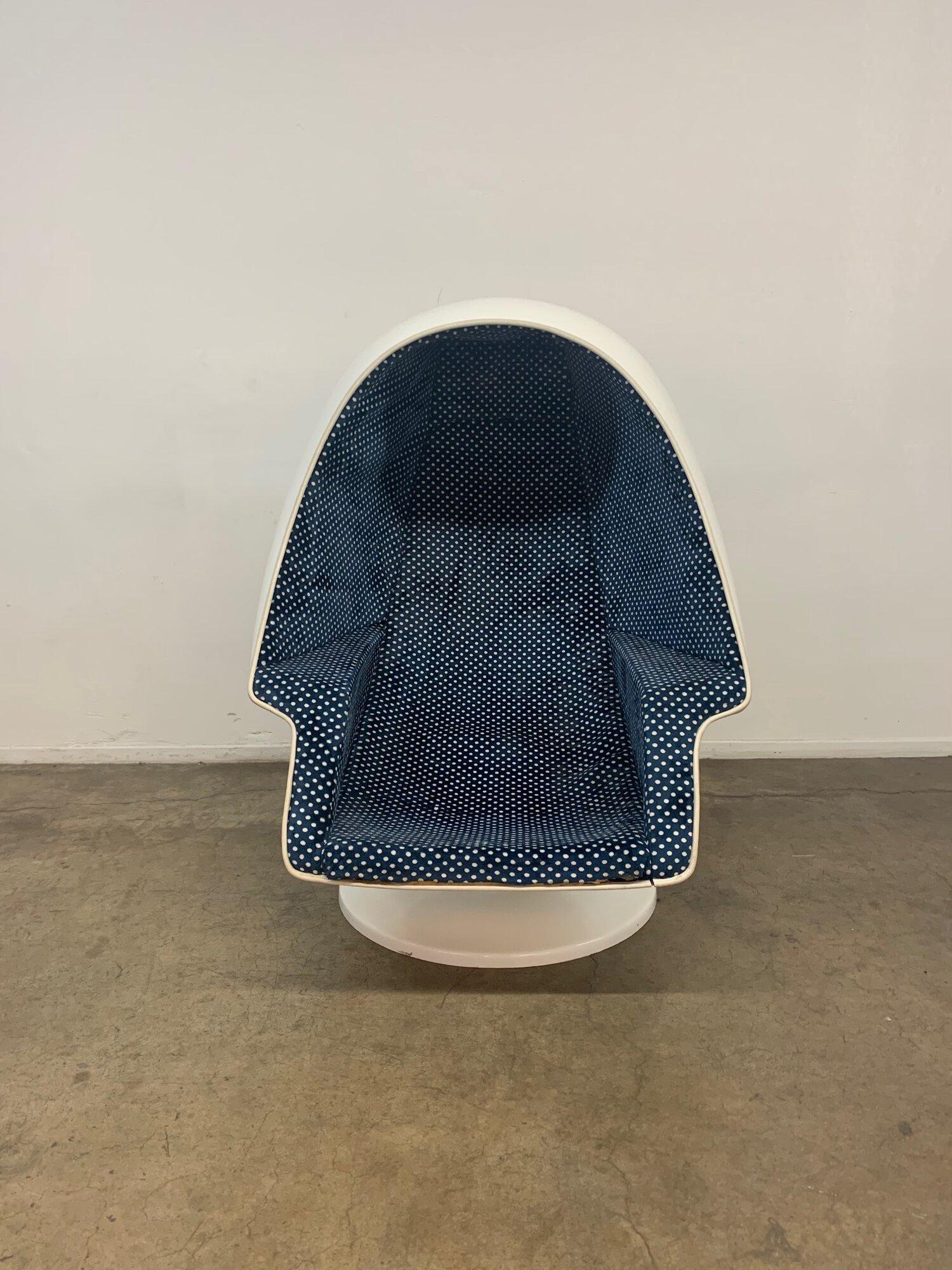 Measures: W 31.5 D 20.5 H 48
SD 27. SW 24. SH 12. AH 10

Original Egg chair in well preserved vintage condition. Upholstery is all original and shows well. Minor wear is shown in pictures. One area has some tiny scratches in upholstery. (Shown in