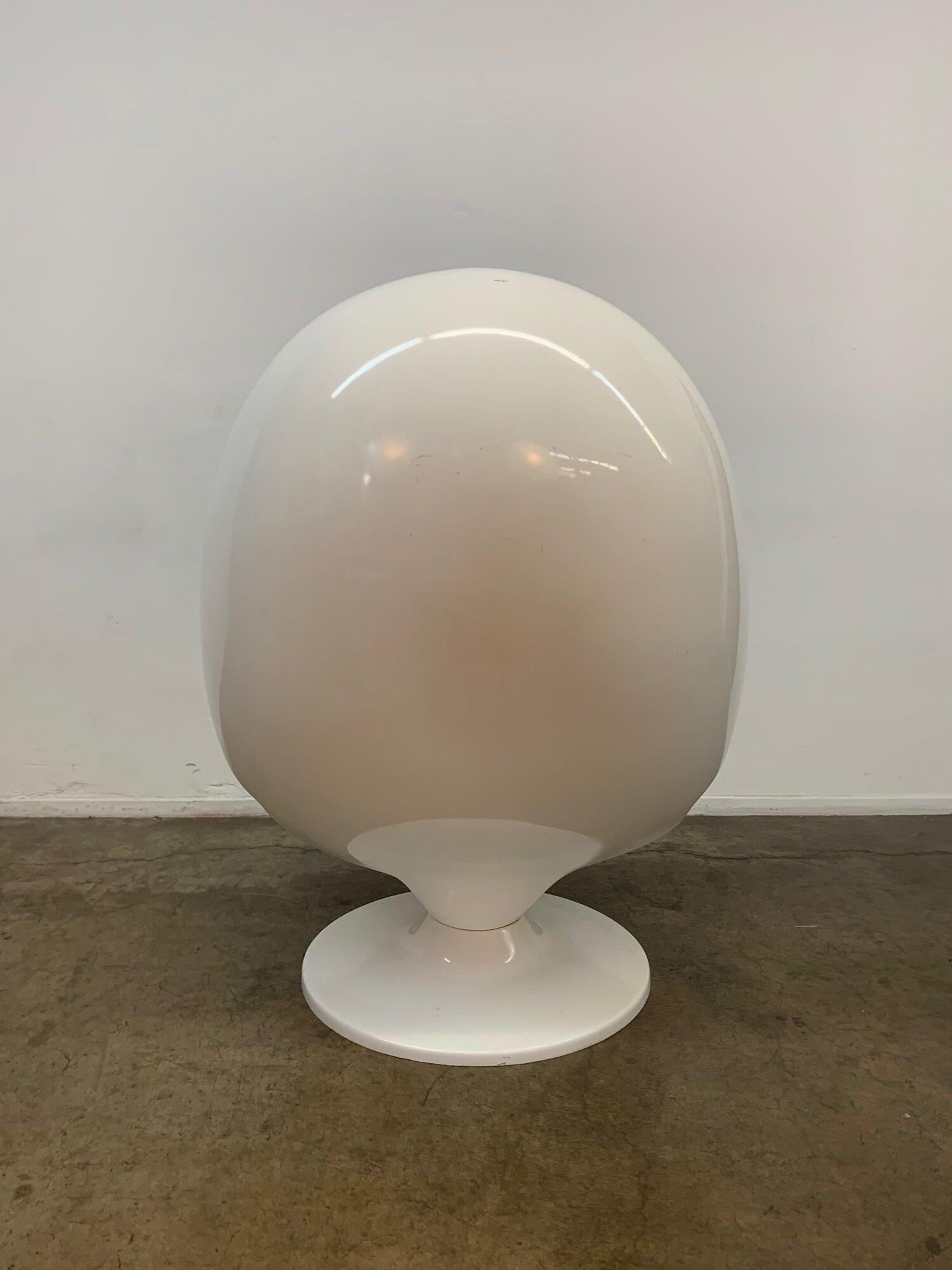 Vintage Space-Age Egg Chair, Original Upholstery In Good Condition In Los Angeles, CA