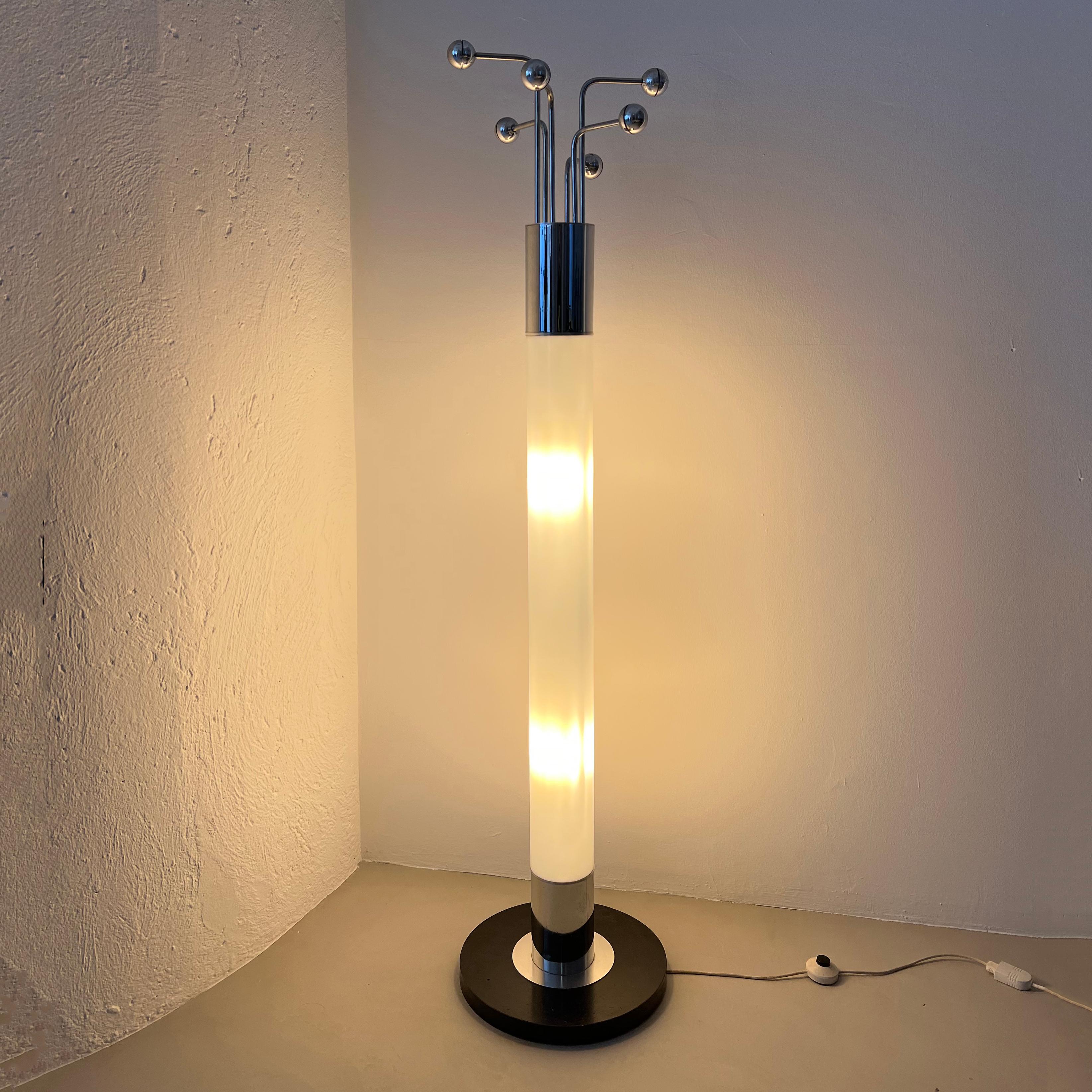 Offered for sale is a vintage coat hanger with an integrated lamp - or, if you prefer, a lamp with an integrated coat hanger... It's made in Italy, most probably around the mid 1970s, and It perfectly embodies the Space Age aestethic of the era,