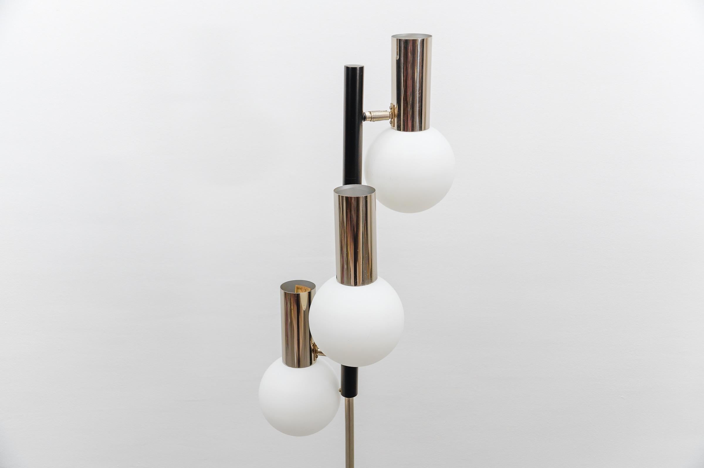 Lampadaire vintage de l'ère spatiale en chrome et verre opalin, années 1960 en vente 3