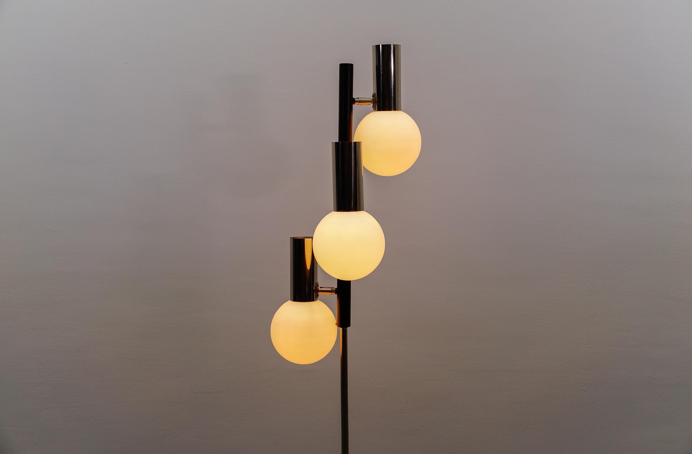 Lampadaire vintage de l'ère spatiale en chrome et verre opalin, années 1960 en vente 4