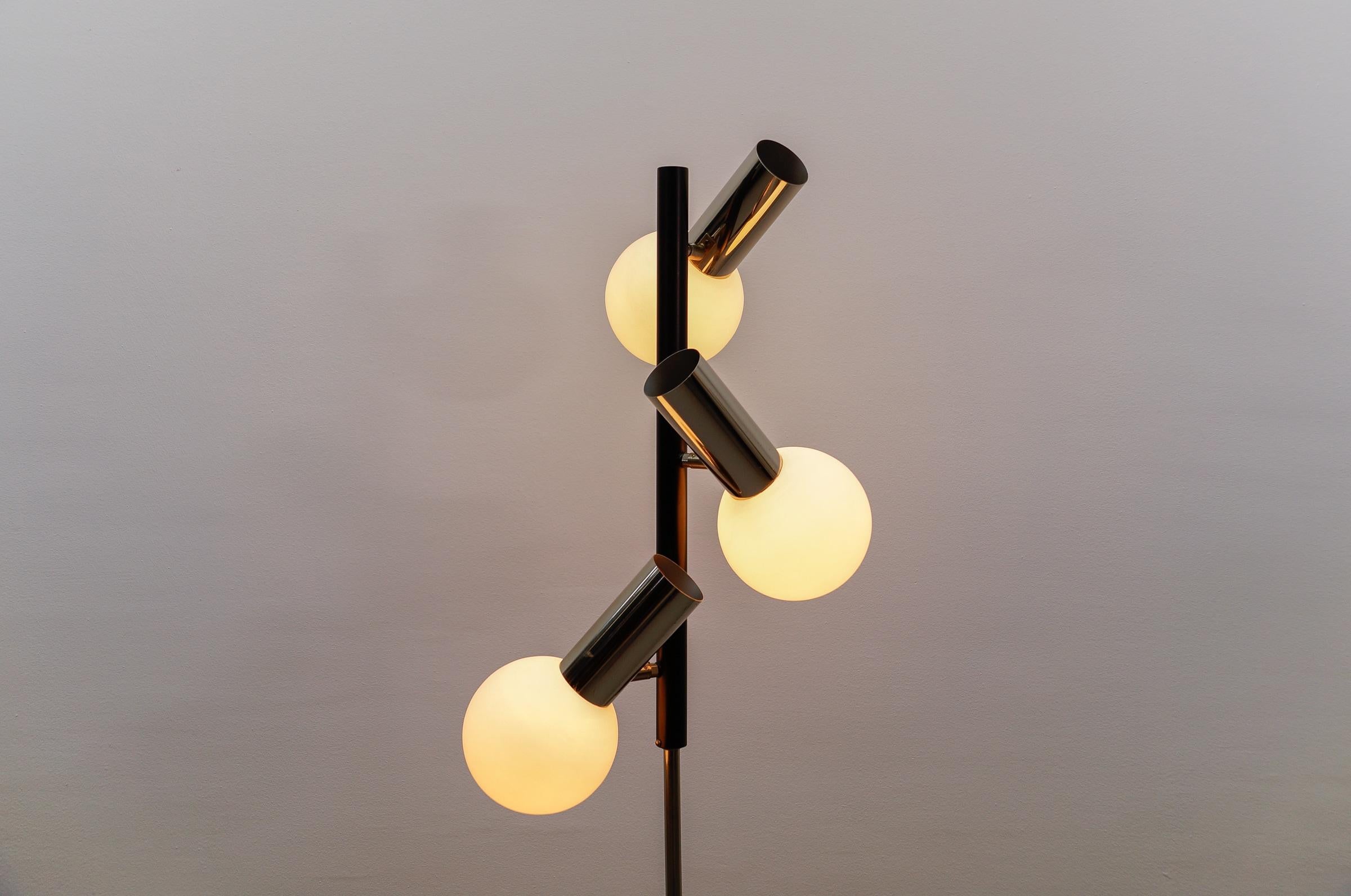 Lampadaire vintage de l'ère spatiale en chrome et verre opalin, années 1960 en vente 5