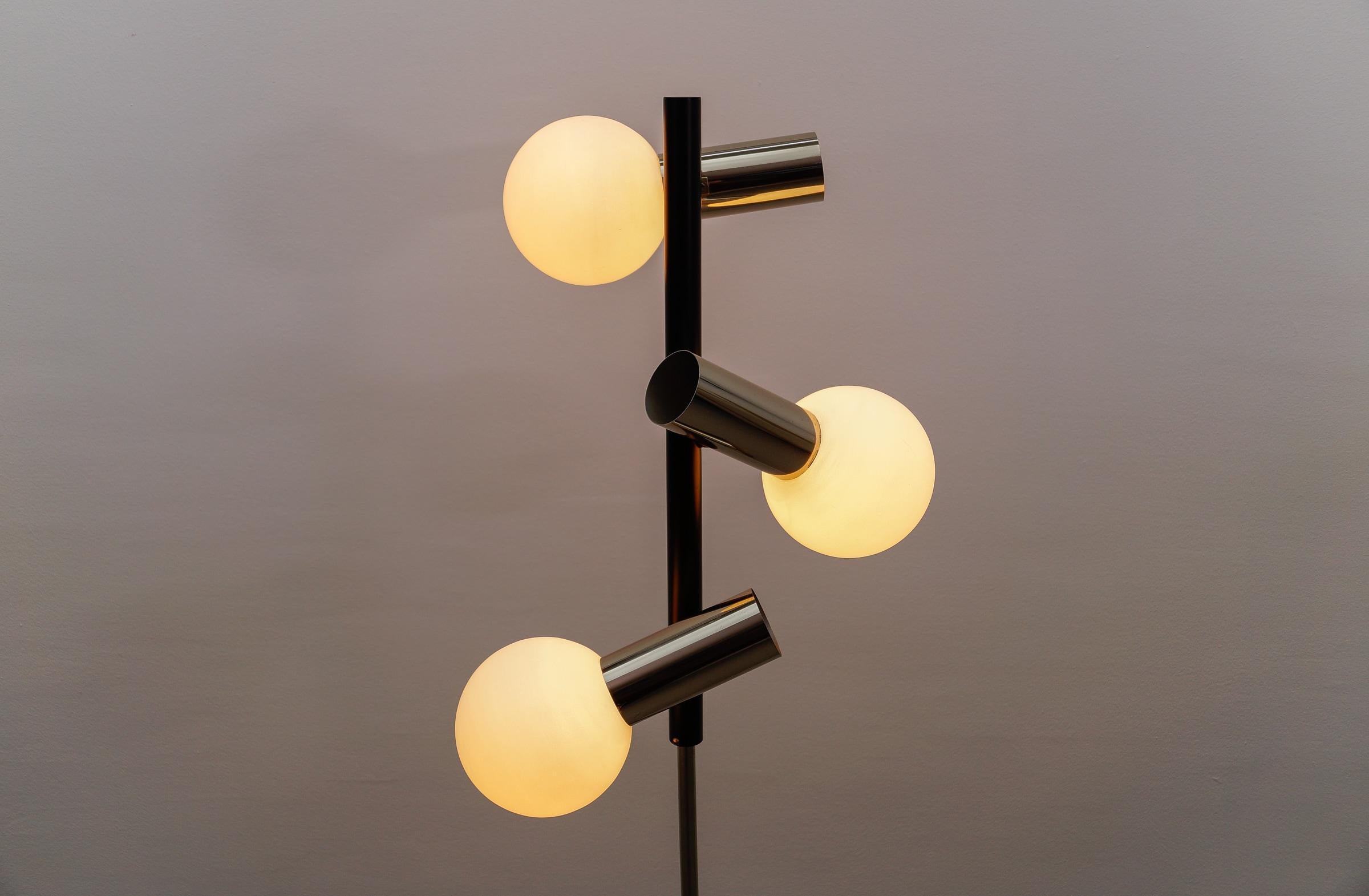 Lampadaire vintage de l'ère spatiale en chrome et verre opalin, années 1960 en vente 6