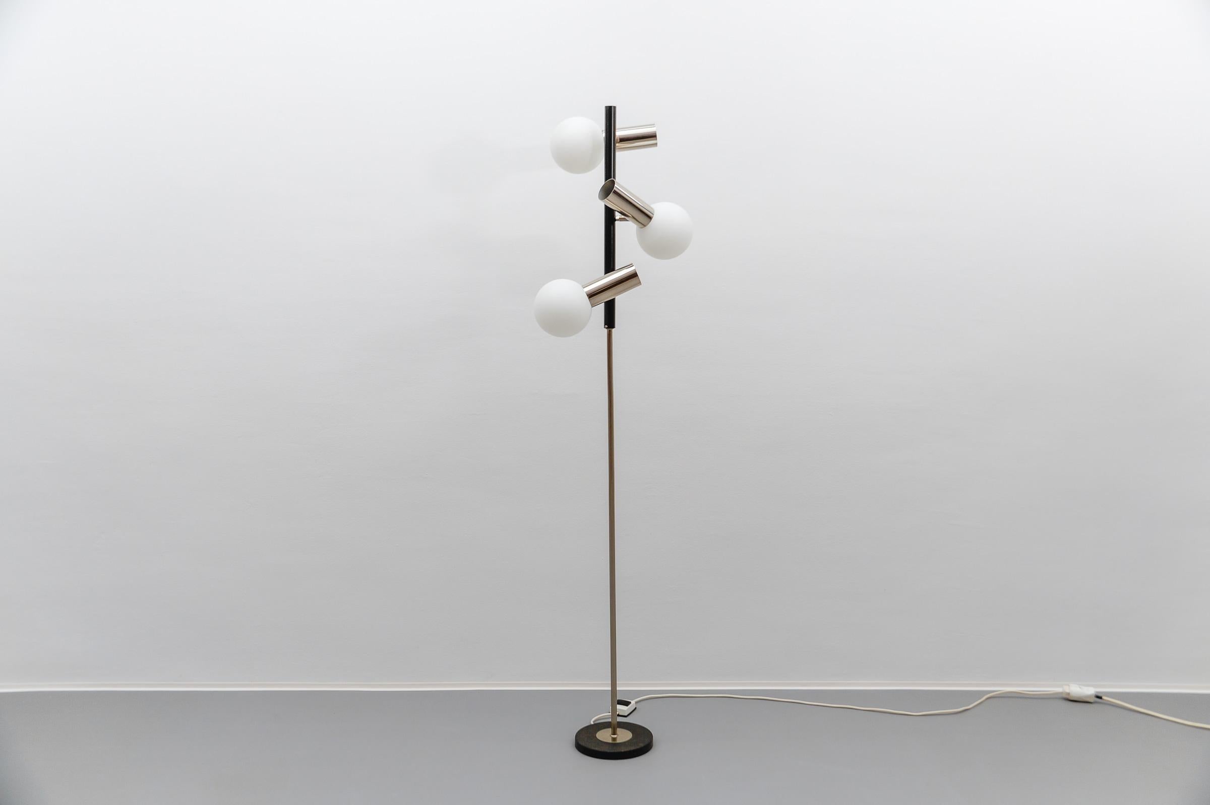  Lampadaire vintage de l'ère spatiale en chrome et verre opalin, années 1960

La lampe nécessite 3 ampoules à vis Edison E14 / E15, est câblée, en état de marche et fonctionne à la fois sur 110 / 230 volts.

Nos lampes sont vérifiées, nettoyées et
