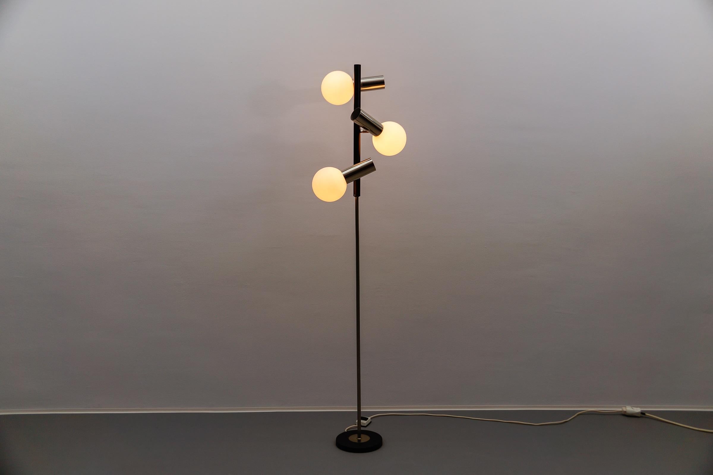 Mid-Century Modern Lampadaire vintage de l'ère spatiale en chrome et verre opalin, années 1960 en vente