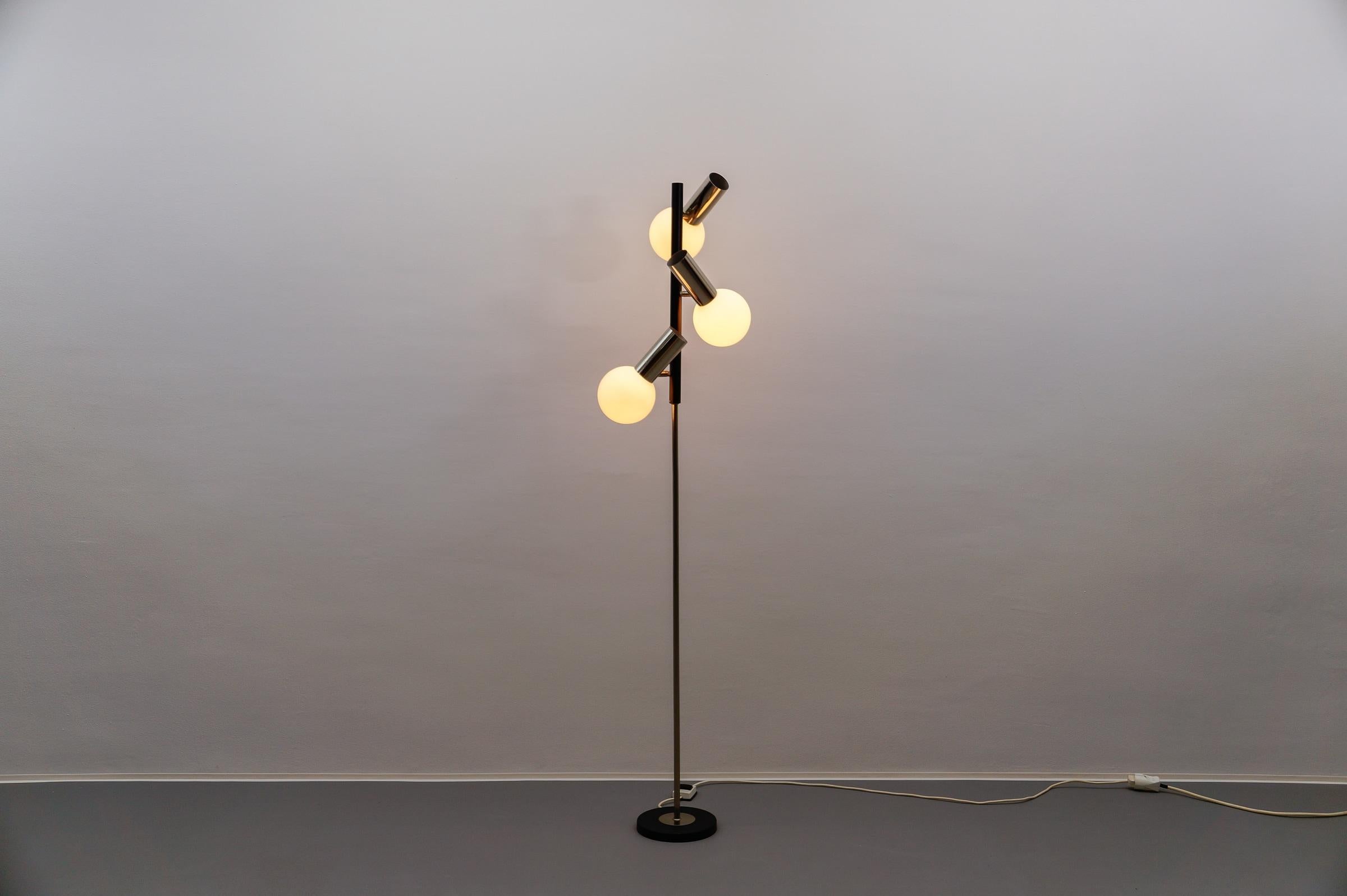 Allemand Lampadaire vintage de l'ère spatiale en chrome et verre opalin, années 1960 en vente
