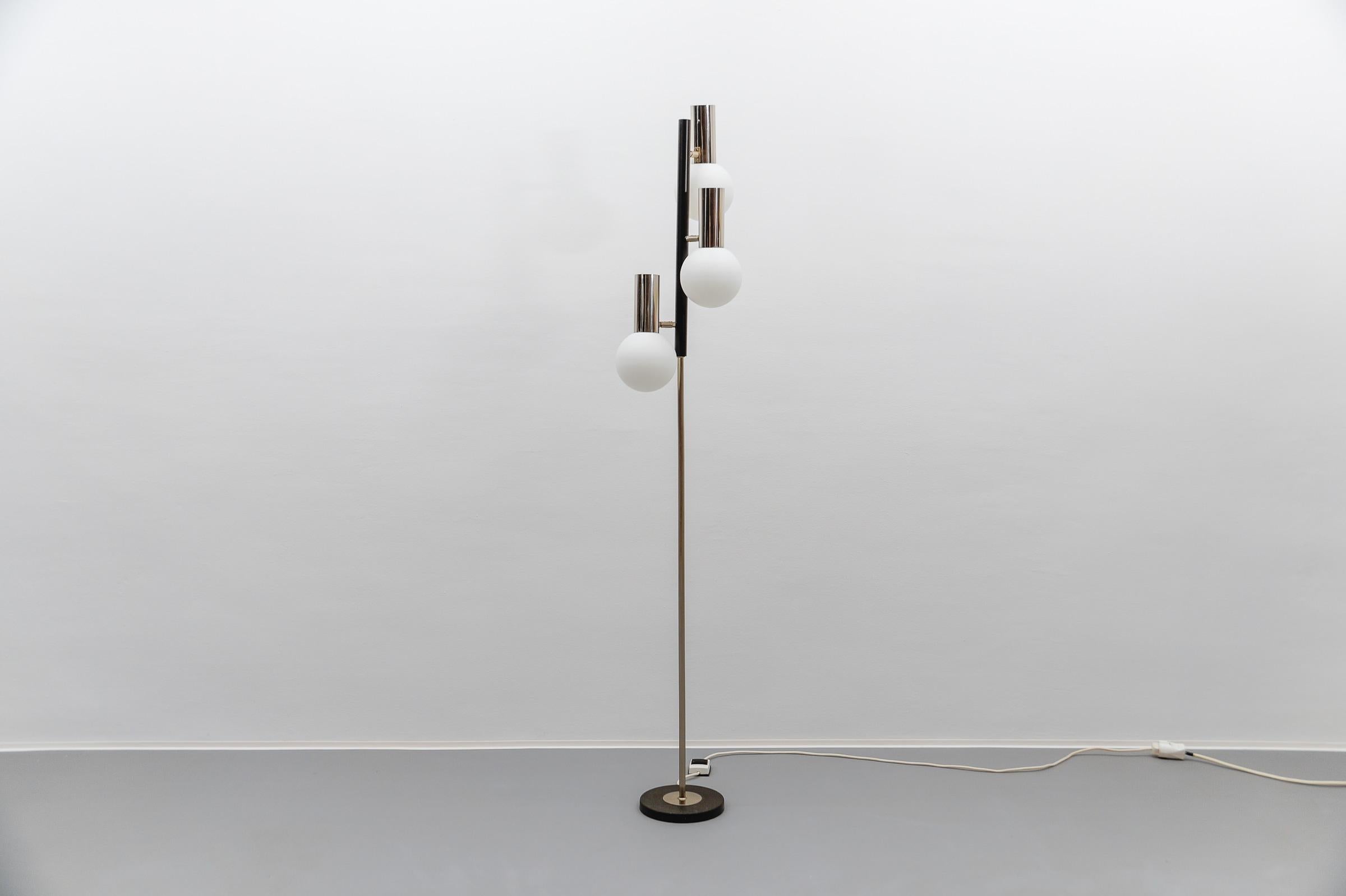 Lampadaire vintage de l'ère spatiale en chrome et verre opalin, années 1960 Bon état - En vente à Nürnberg, Bayern