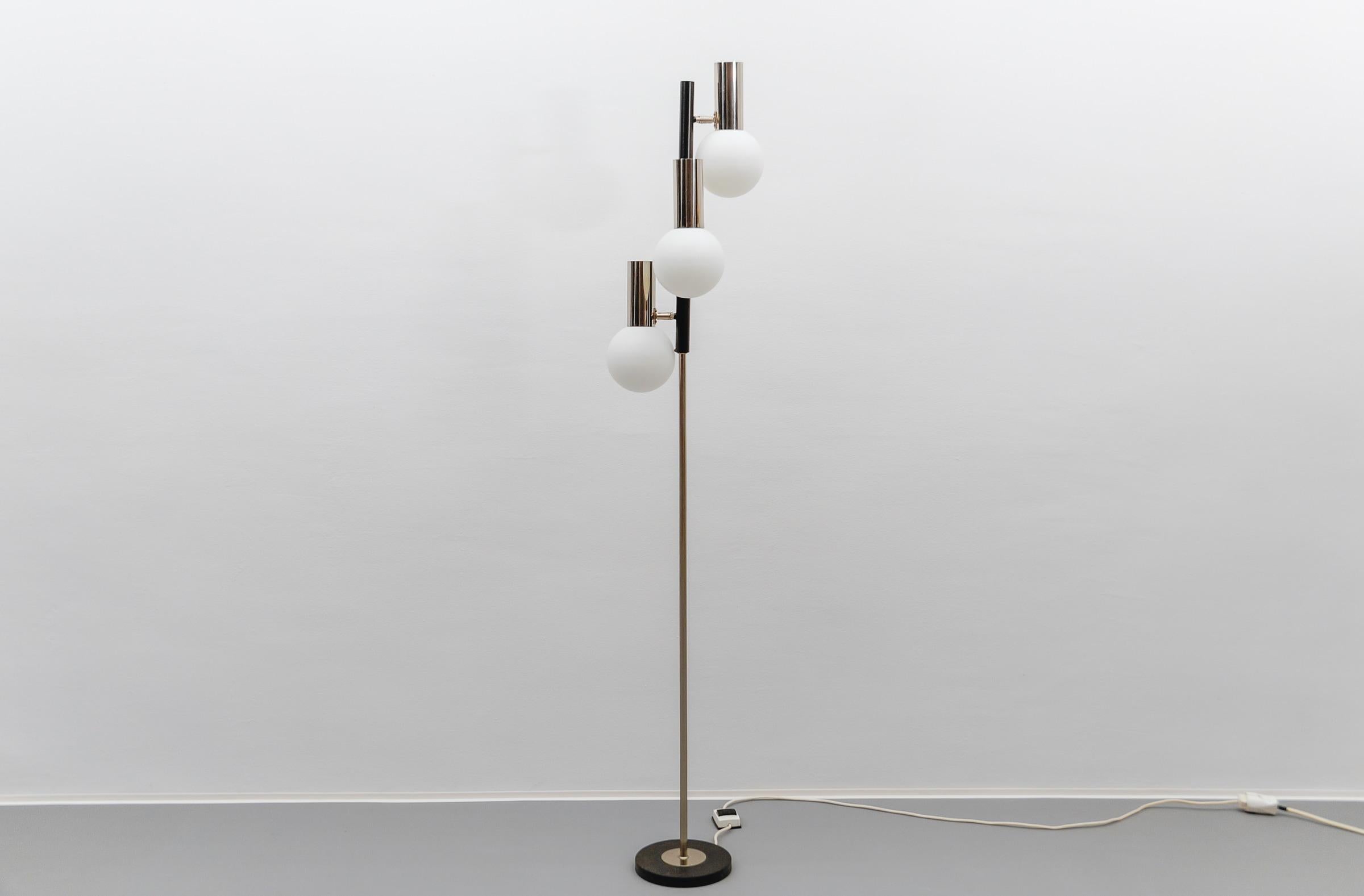 Milieu du XXe siècle Lampadaire vintage de l'ère spatiale en chrome et verre opalin, années 1960 en vente