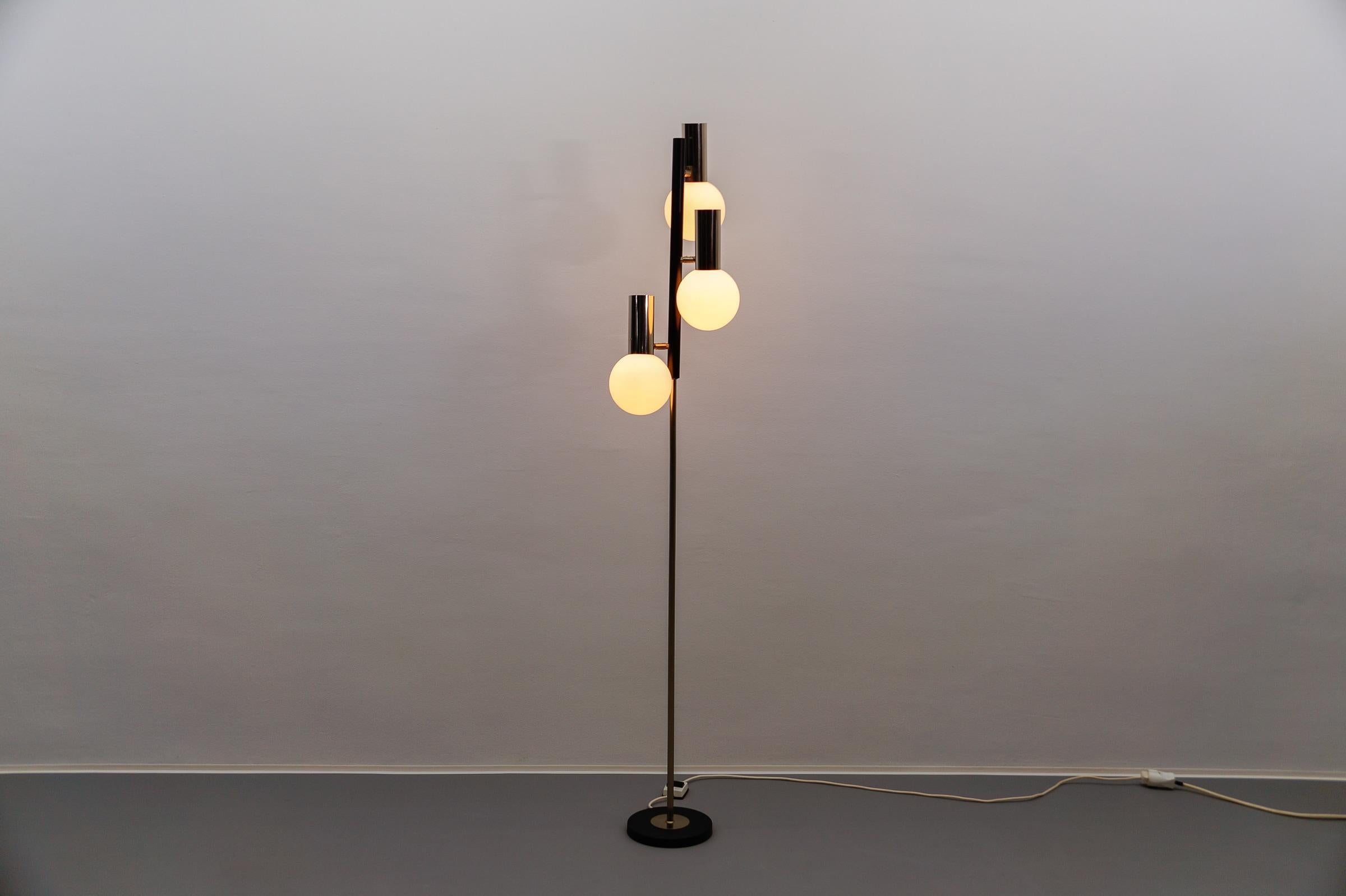 Métal Lampadaire vintage de l'ère spatiale en chrome et verre opalin, années 1960 en vente