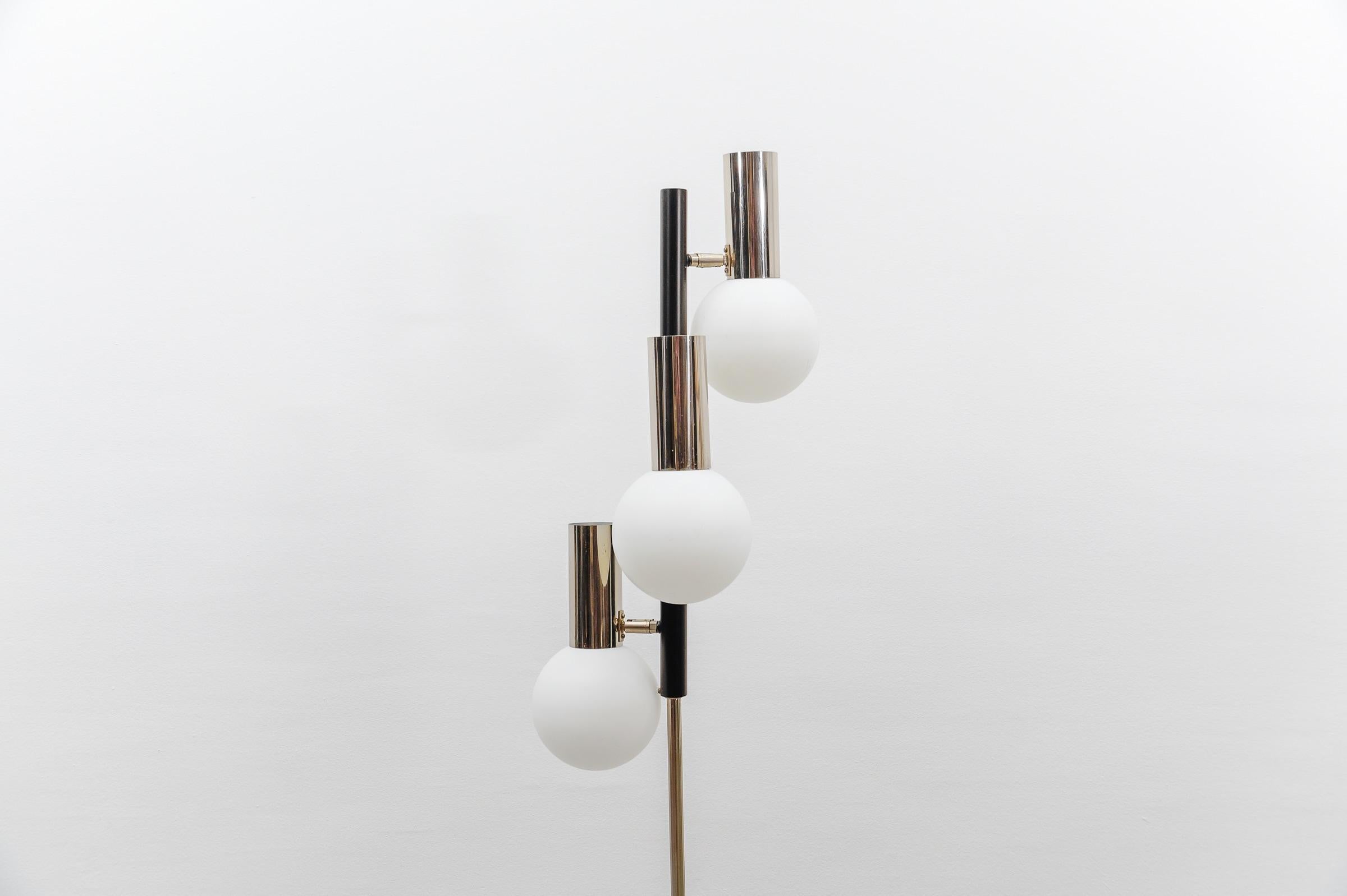 Lampadaire vintage de l'ère spatiale en chrome et verre opalin, années 1960 en vente 1