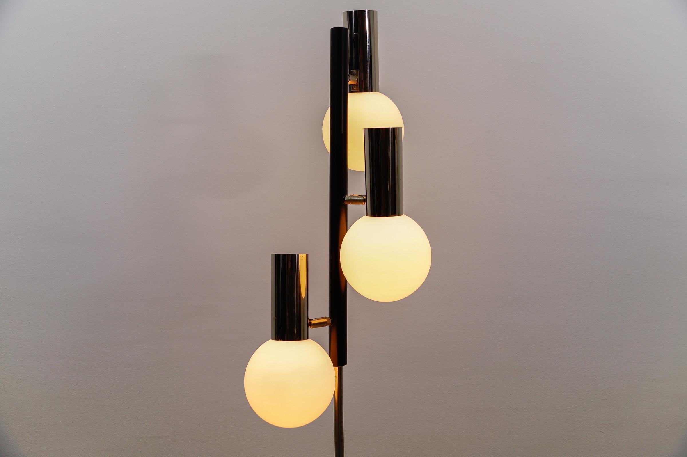 Lampadaire vintage de l'ère spatiale en chrome et verre opalin, années 1960 en vente 2