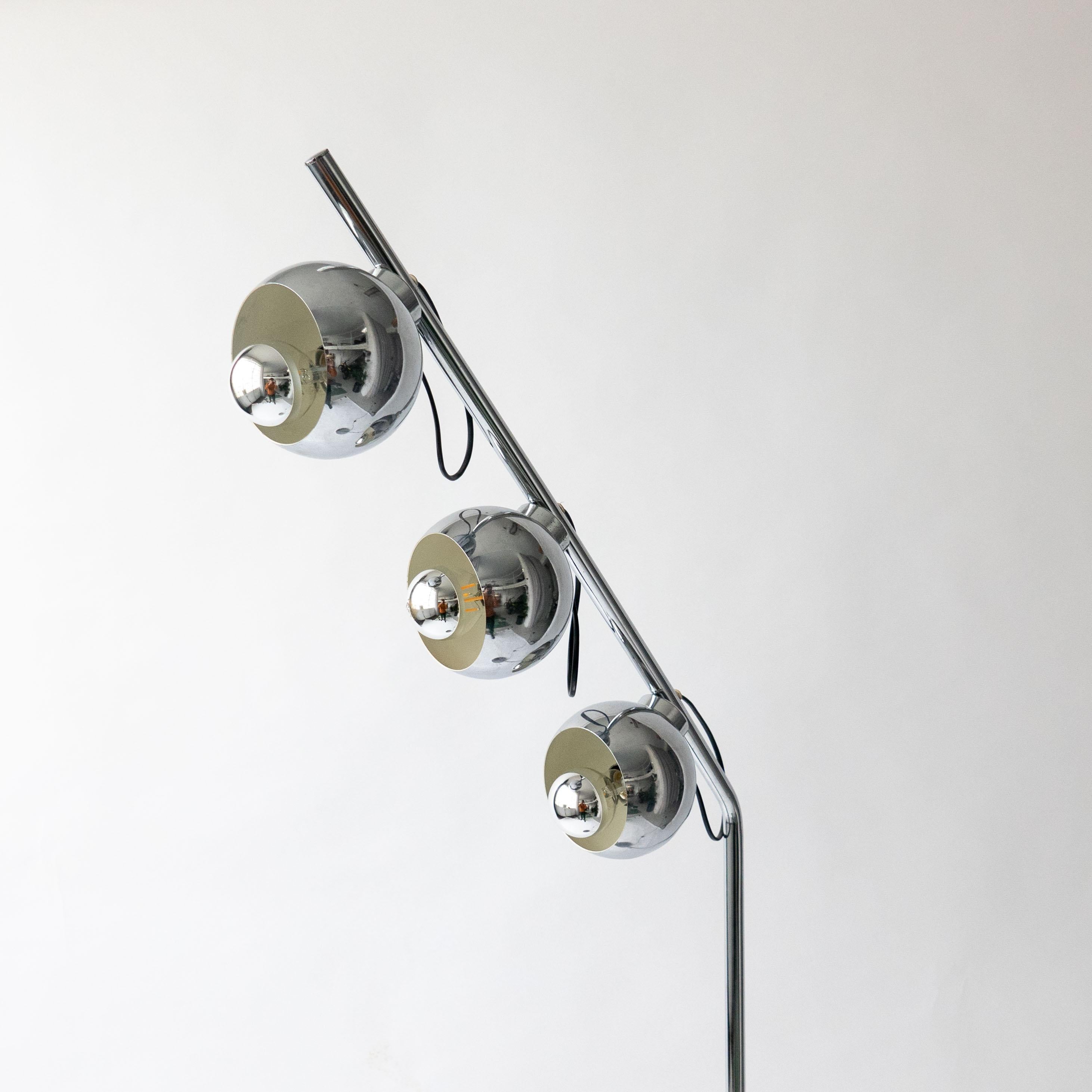 italien Lampadaire vintage de l'ère spatiale en métal chromé avec lumières magnétiques de Reggiani en vente