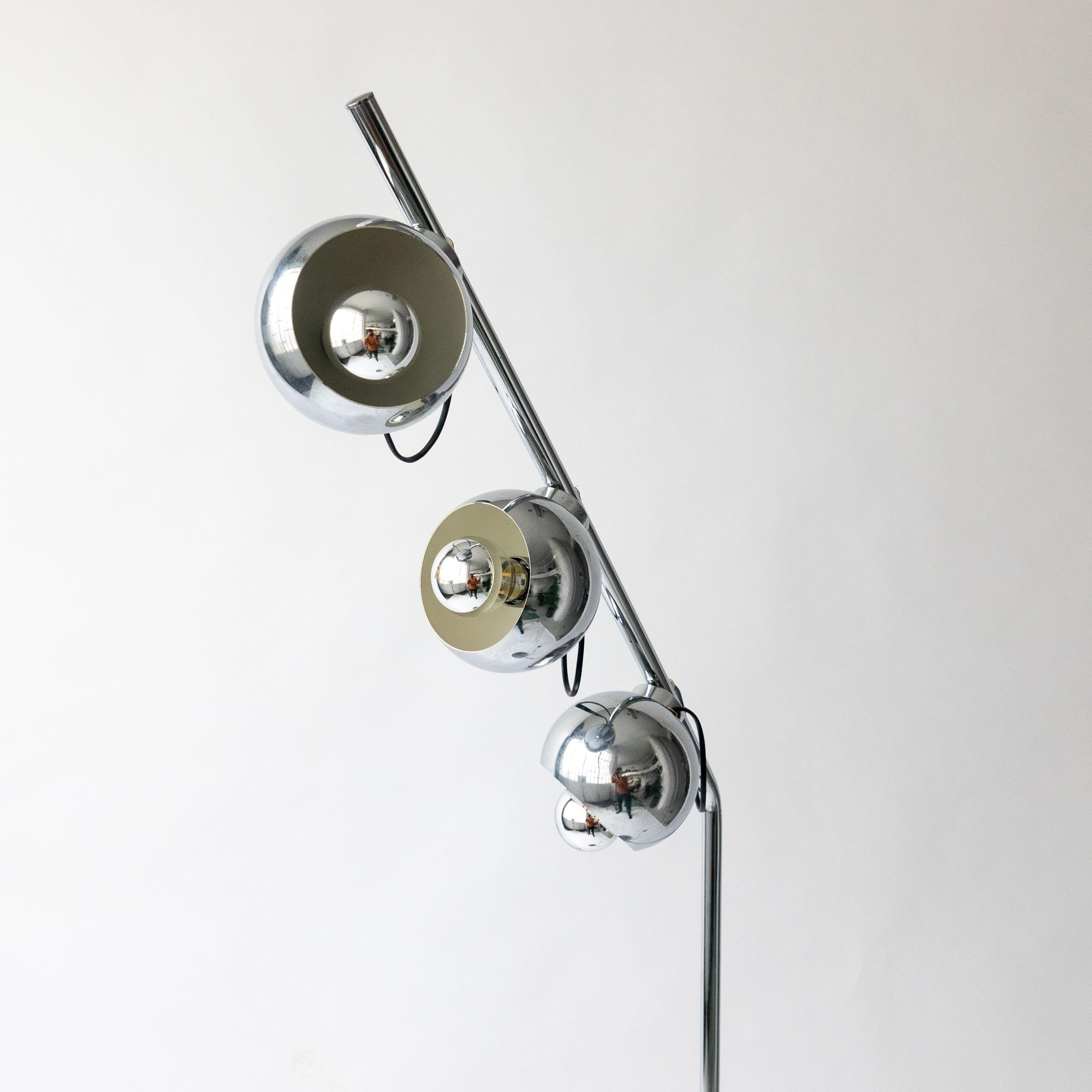 Milieu du XXe siècle Lampadaire vintage de l'ère spatiale en métal chromé avec lumières magnétiques de Reggiani en vente