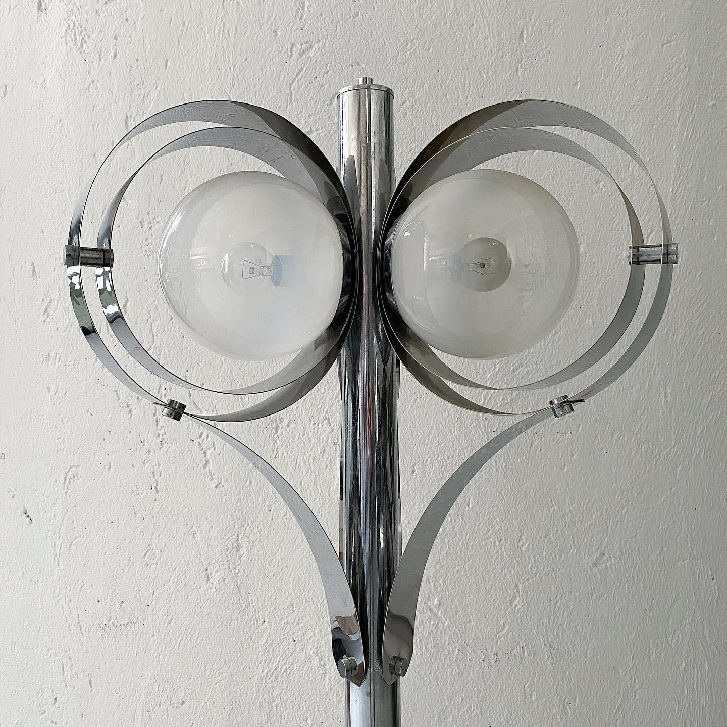 Lampadaire vintage de l'ère spatiale en métal chromé avec trois abat-jour ruban en vente 3