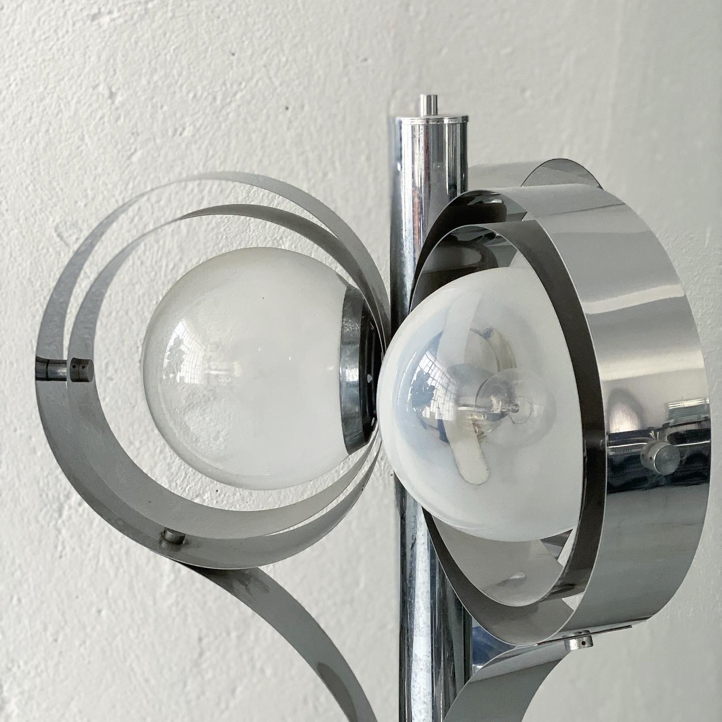 Lampadaire vintage de l'ère spatiale en métal chromé avec trois abat-jour ruban en vente 4