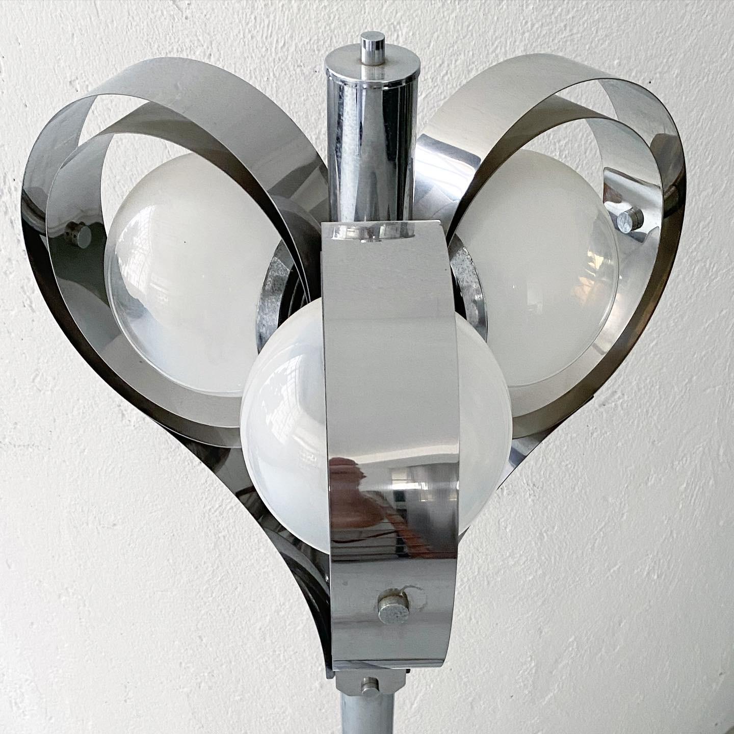 Lampadaire vintage de l'ère spatiale en métal chromé avec trois abat-jour ruban en vente 5