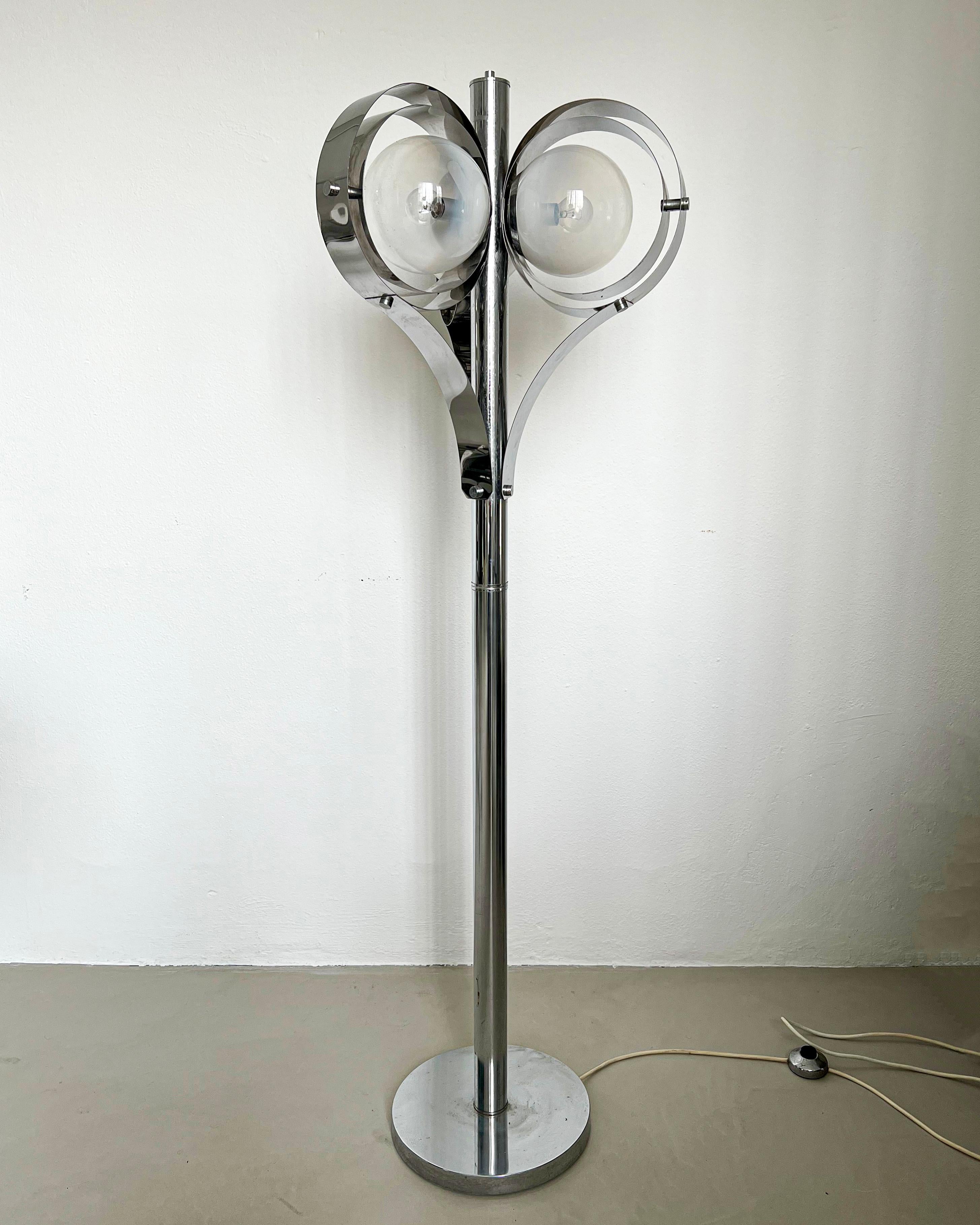Chromed floor lamp - Space Age metal lamp - Decorative floor lamp

An unusual, highly decorative and well preserved floor lamp from the Seventies. In chromed metal, with three lights covered by glass globes and revolving metal ribbons around