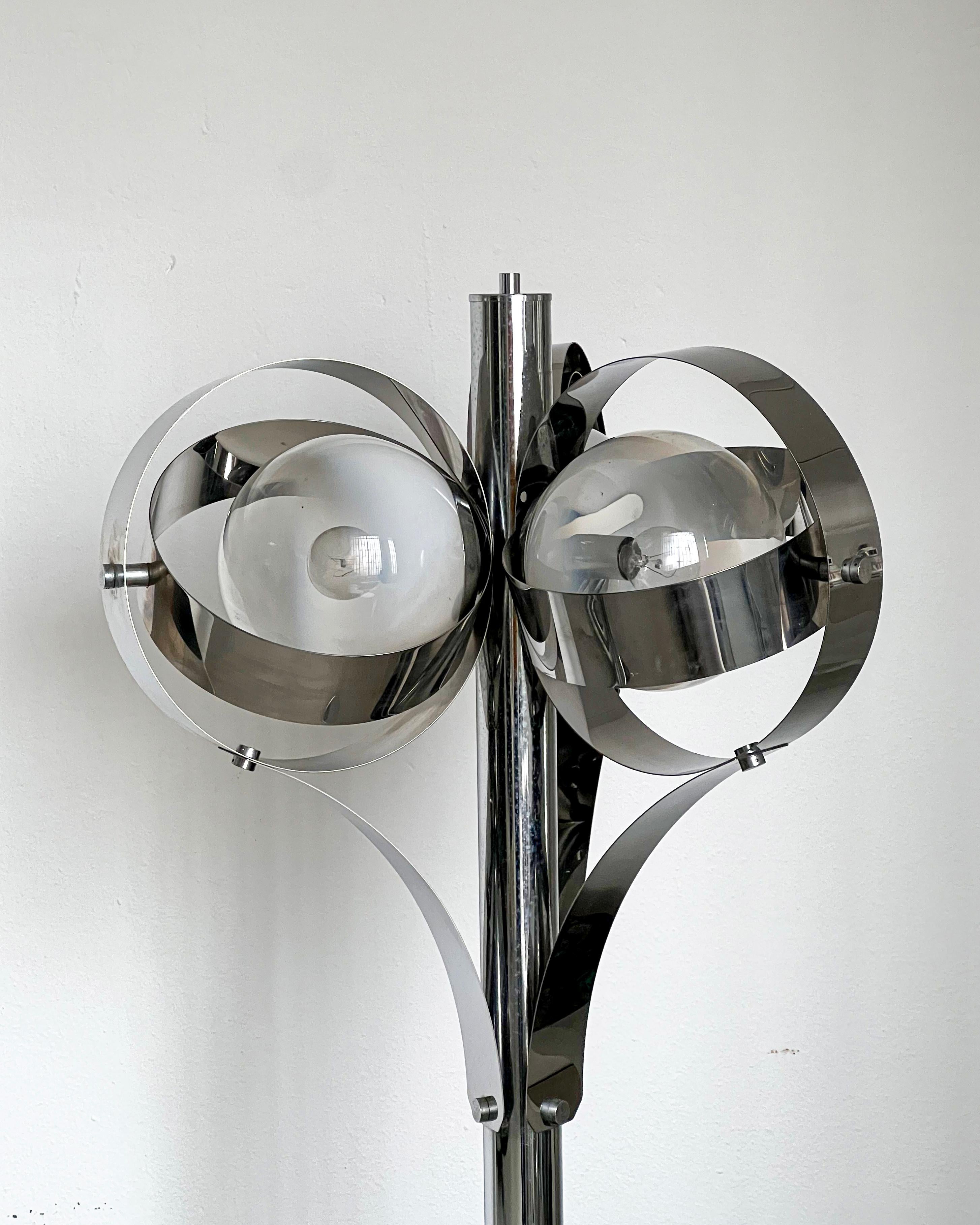Lampadaire chromé - Lampe en métal NO AGE - Lampadaire décoratif

Un lampadaire inhabituel, très décoratif et bien conservé des années soixante-dix. En métal chromé, avec trois lumières couvertes par des globes de verre et des rubans métalliques