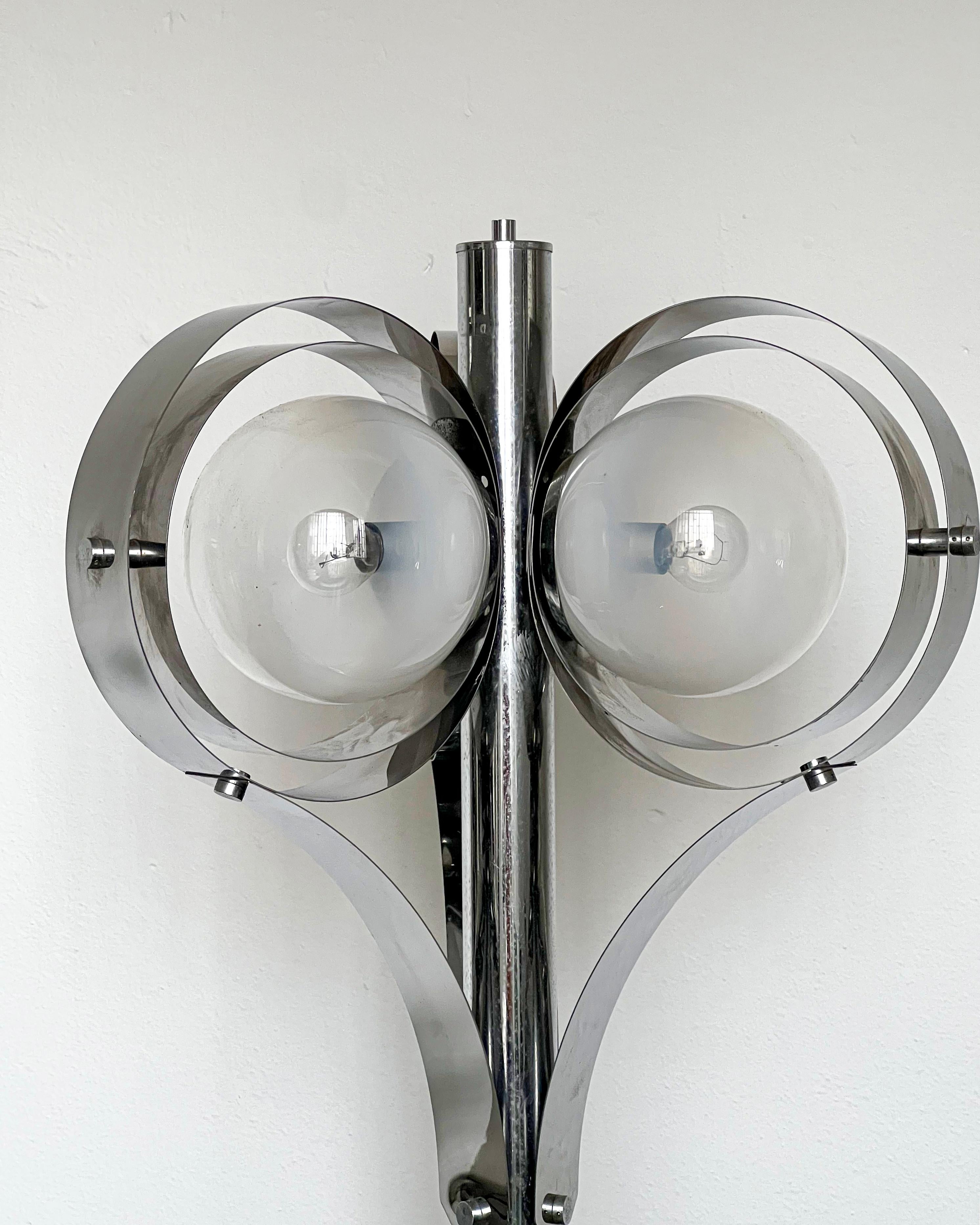 Italian Vintage Space Age floor lamp in chromed metal with three ribbon lightshades For Sale
