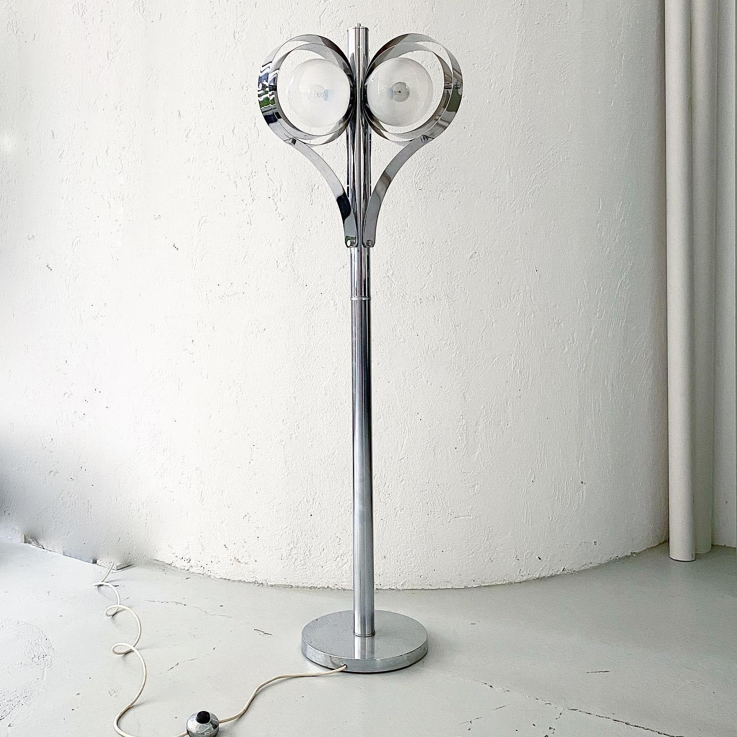 Ère spatiale Lampadaire vintage de l'ère spatiale en métal chromé avec trois abat-jour ruban en vente
