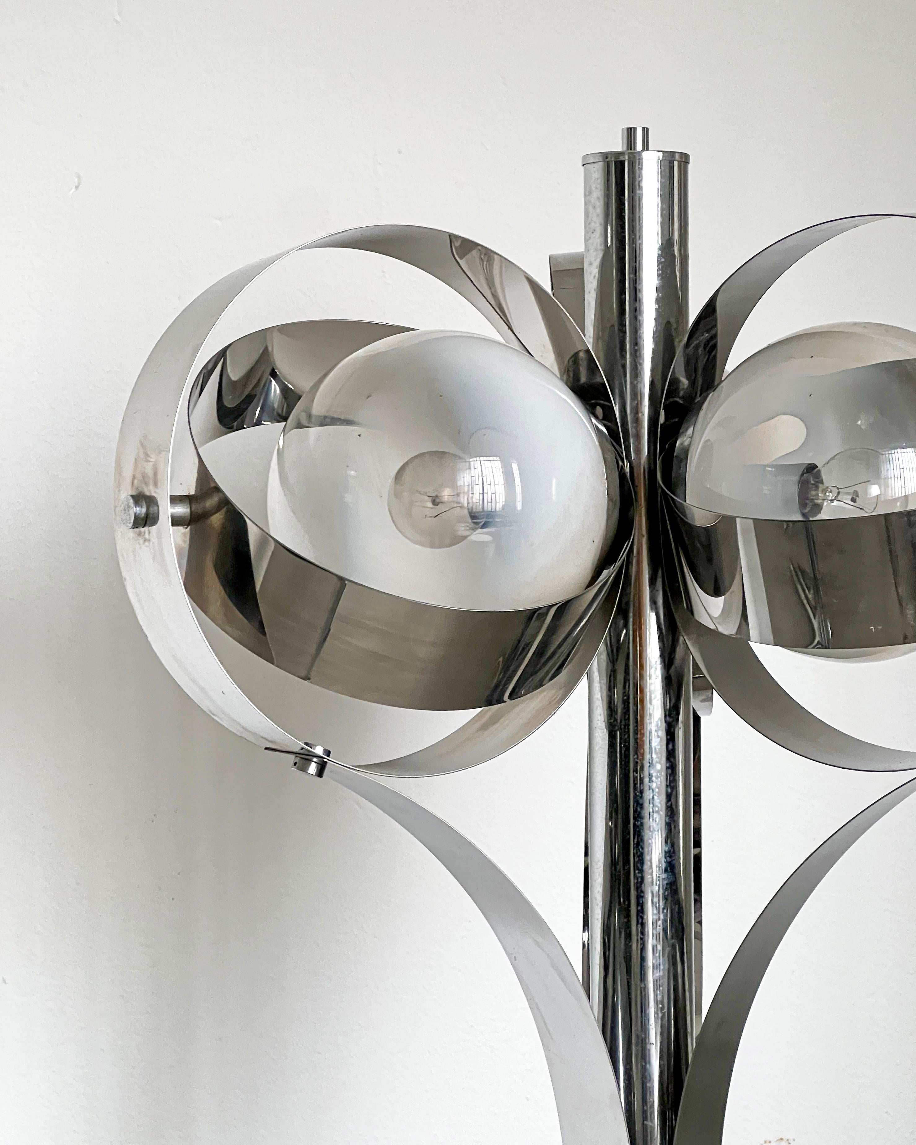 Vintage Space Age floor lamp in chromed metal with three ribbon lightshades In Good Condition For Sale In Milano, IT