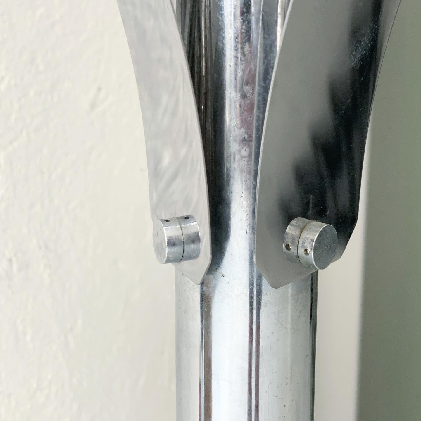 italien Lampadaire vintage de l'ère spatiale en métal chromé avec trois abat-jour ruban en vente