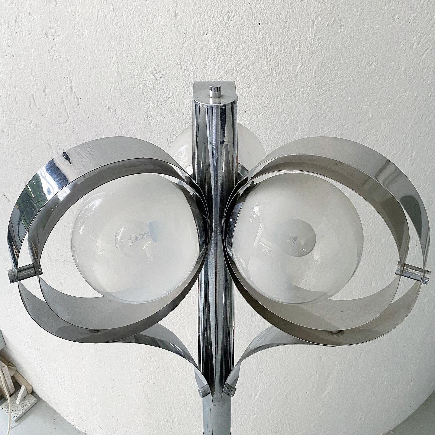Lampadaire vintage de l'ère spatiale en métal chromé avec trois abat-jour ruban Bon état - En vente à Milano, IT