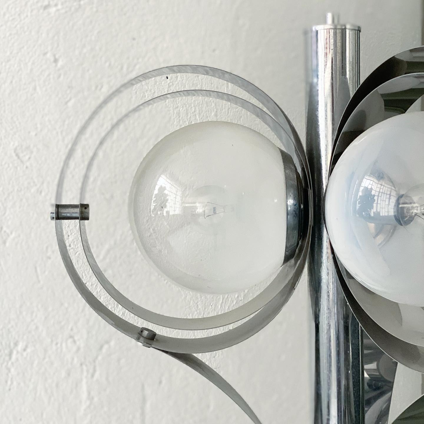 Lampadaire vintage de l'ère spatiale en métal chromé avec trois abat-jour ruban en vente 2