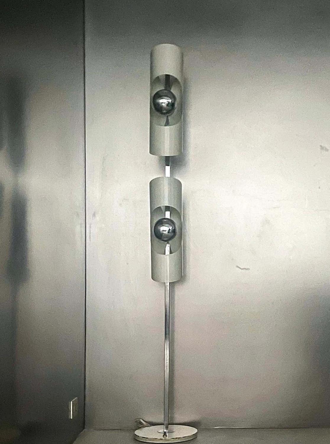 Lampadaire italien de l'ère spatiale en acier et chrome, années 1970 en vente 2
