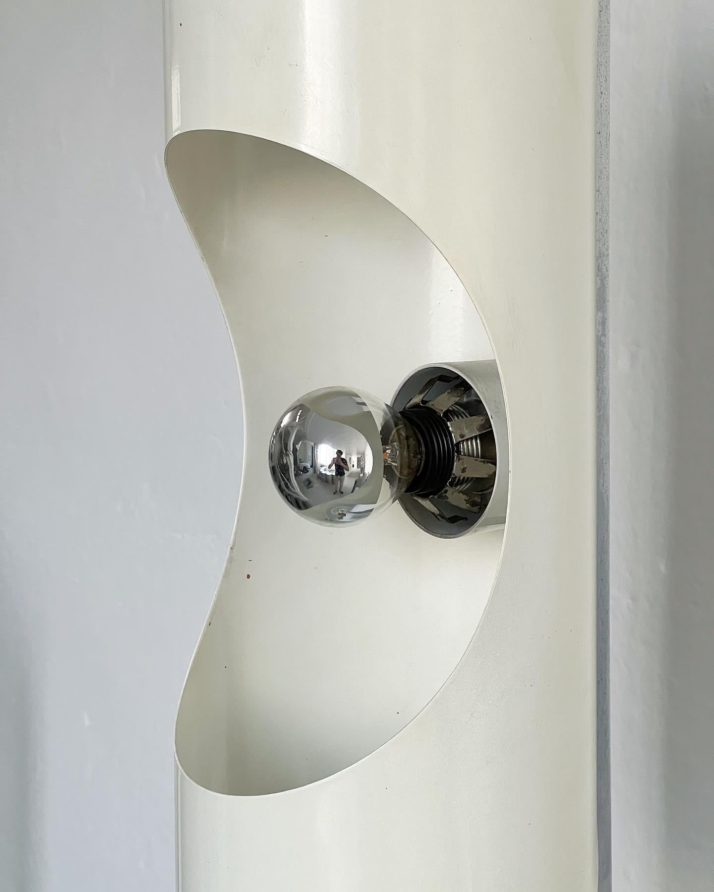 Illuminazione d'epoca , Lampada di design italiano , Made in Italy 1970's

In vendita c'è una splendida e originale lampada da terra dell'epoca dello Space Age, realizzata in acciaio e metallo e altamente decorativa nelle sue linee semplici ma