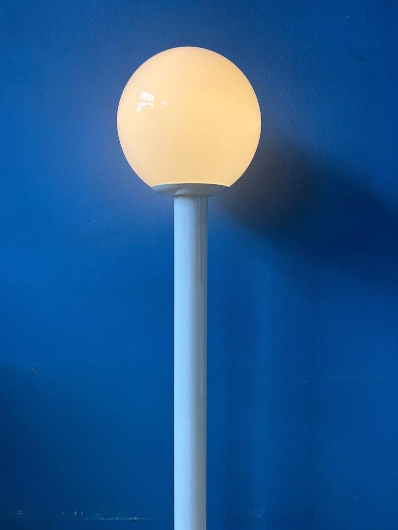 Très rare lampadaire ou (énorme) lampe de table de l'ère spatiale par Woja Holland. La lampe est dotée d'une base en métal blanc et d'un abat-jour en verre opalin. La lampe nécessite une ampoule E27 et dispose actuellement d'une fiche de connexion à