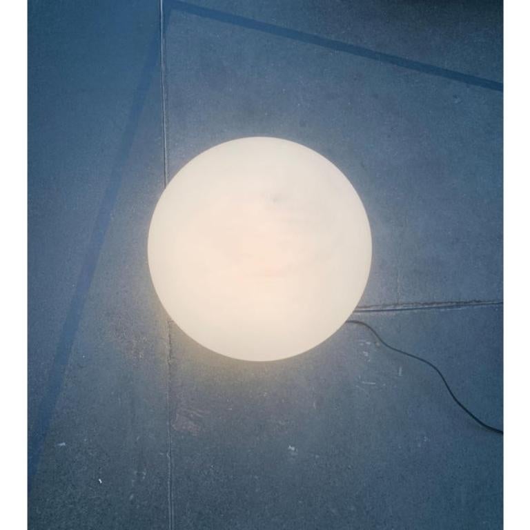 Lampadaire sphérique du fabricant français SCE.

Une simple sphère blanche en plastique forme le corps lumineux de ce lampadaire. Outre sa fonction de source lumineuse, ce luminaire sert également d'objet d'éclairage marquant grâce à sa taille et à