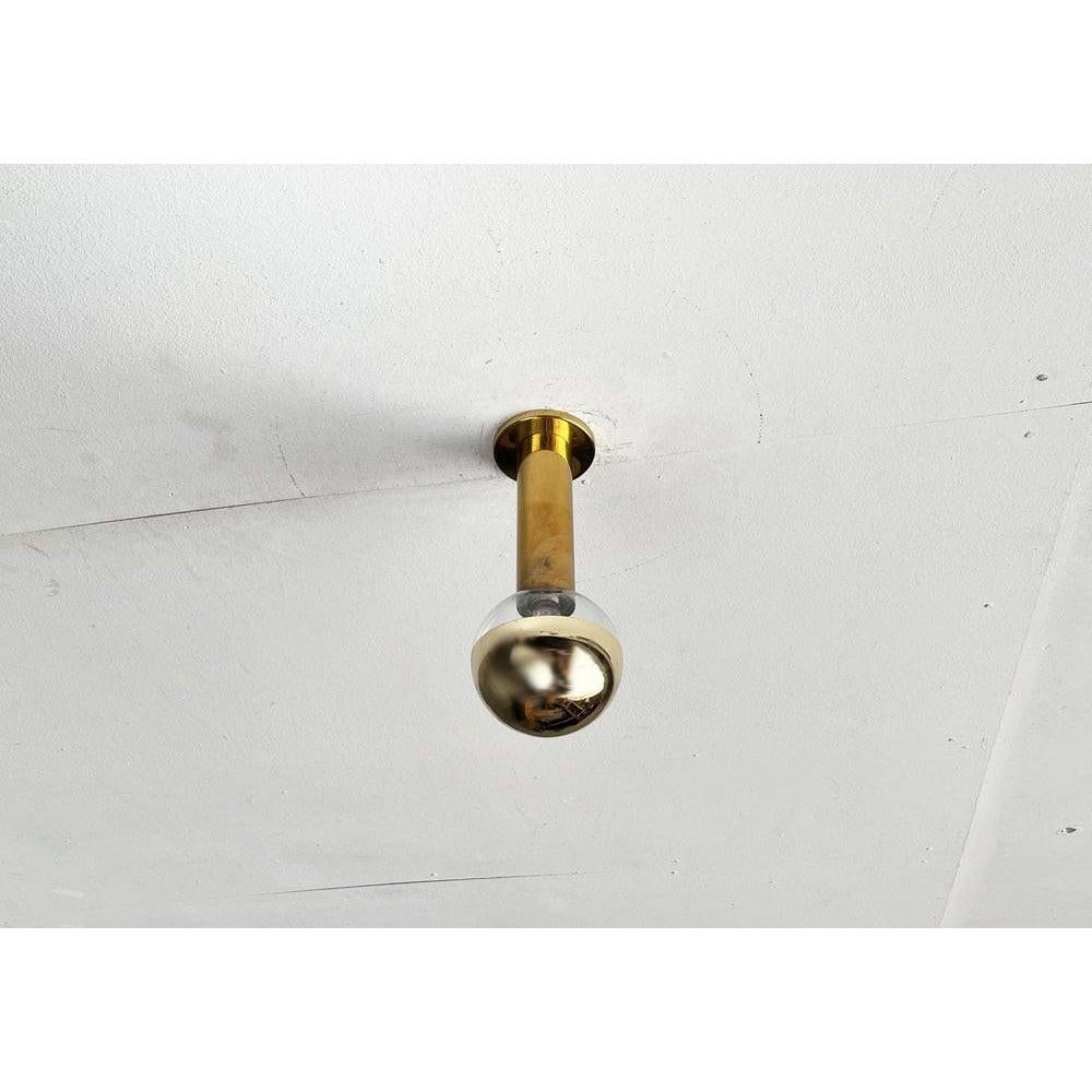 Imposing mid century ceiling or wall light from staff according to a design by the japanese designer motoko ishii. Here in a rare version in brass with gold -colored mirrored ball.

this lamp can be mounted on the ceiling or wall. Individually, as a