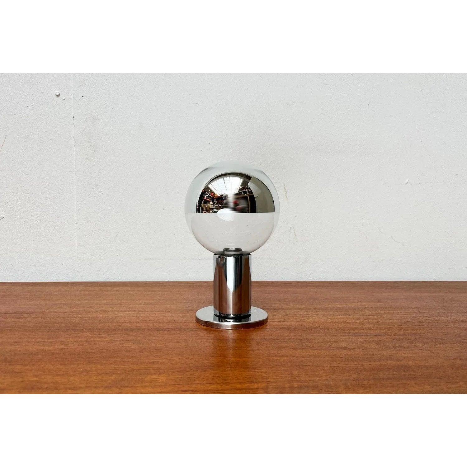 Beeindruckende Space-Age-Decken- oder Wandleuchte von Staff nach einem Entwurf der japanischen Designerin Motoko Ishii.

ein einfacher, zylindrischer Schaft bildet den Sockel der Lampe. Am oberen Ende des Zylinders befindet sich eine kleine