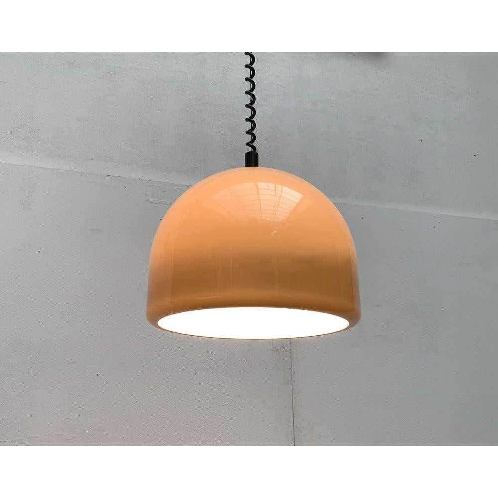Lampes suspendues simples en forme de train provenant de Staff des années 70.

Le diffuseur beige est en plastique translucide, de sorte que l'écran s'illumine dans son ensemble. À l'intérieur, l'écran est blanc et projette une lumière directe et